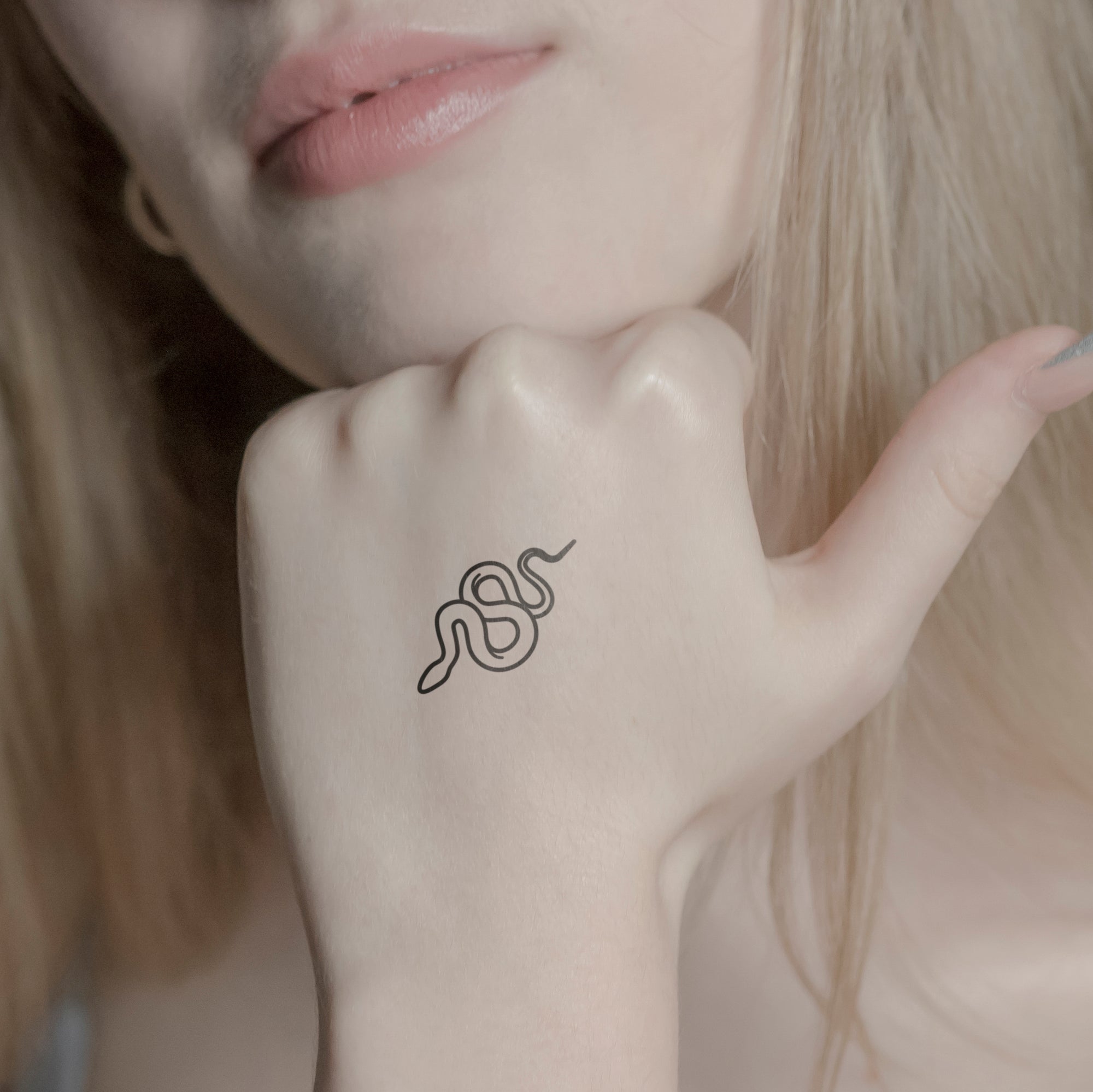 Abstrakte Schlange Tattoo von minink, der Marke für temporäre Tattoos.