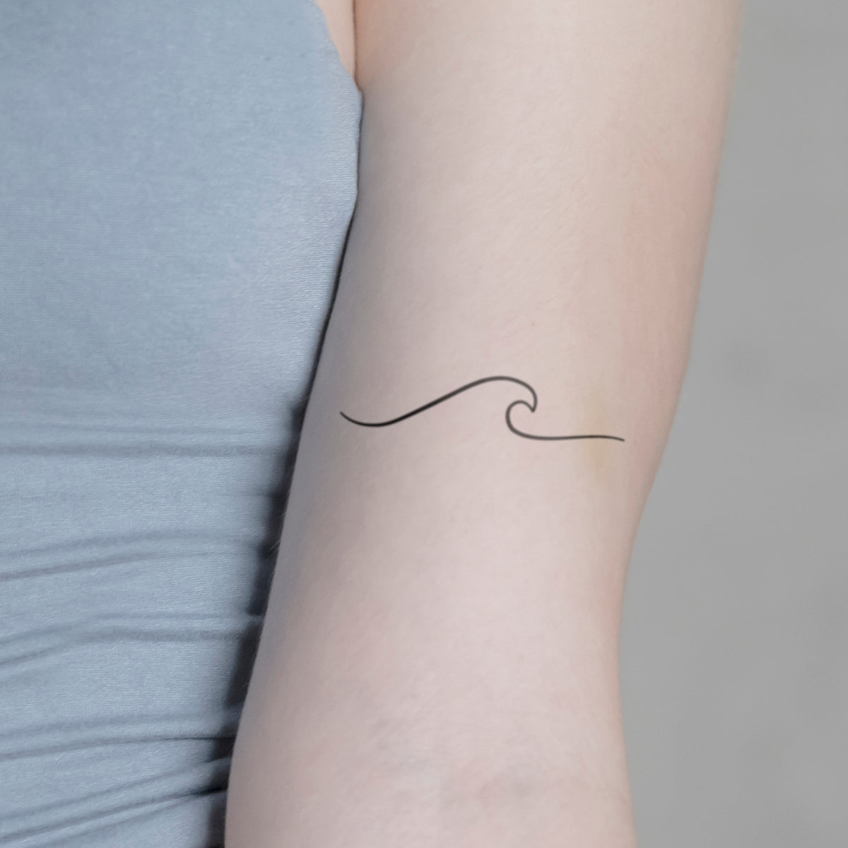 Grosse Welle Tattoo von minink, der Marke für temporäre Tattoos.