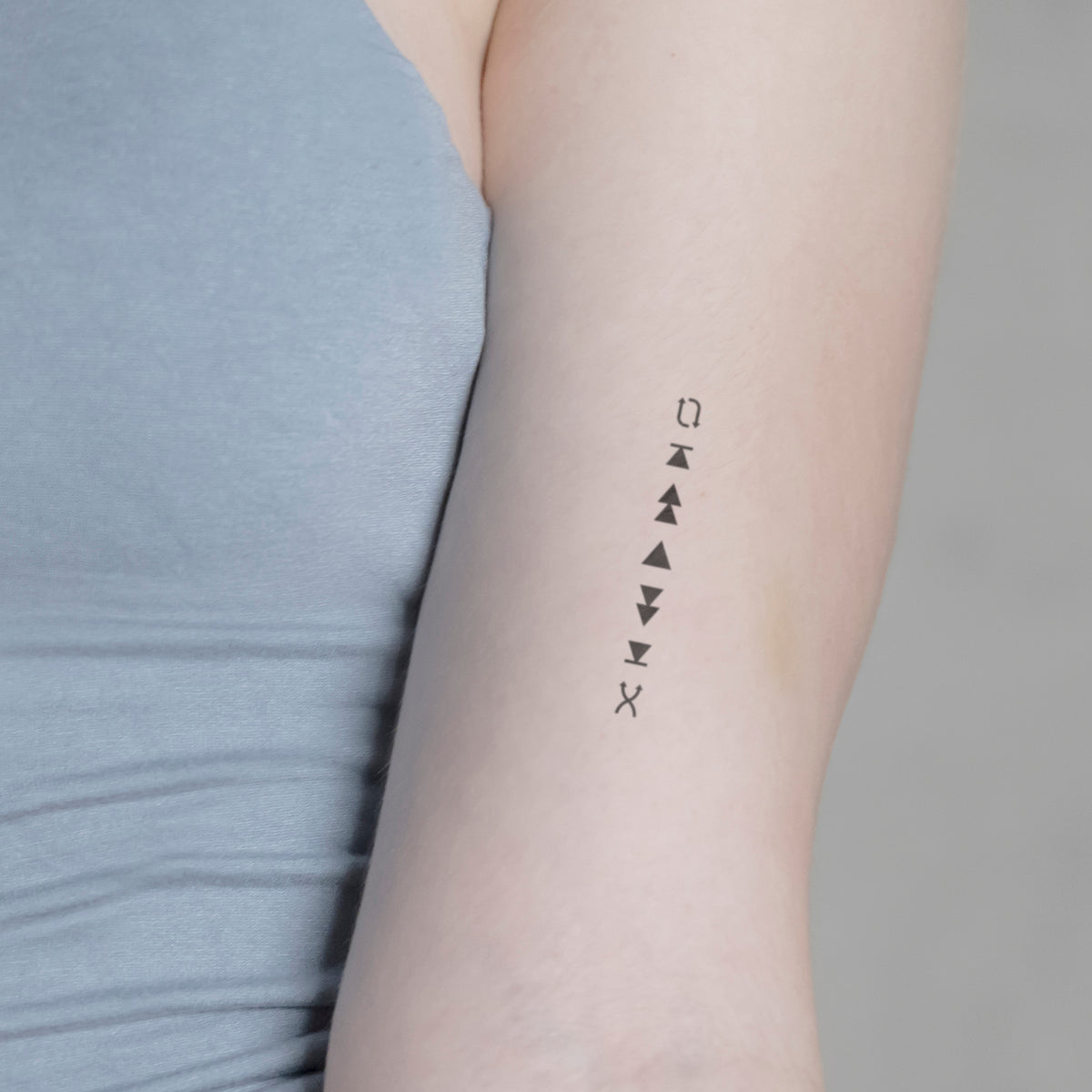 Play Skip Pause Tattoo von minink, der Marke für temporäre Tattoos.