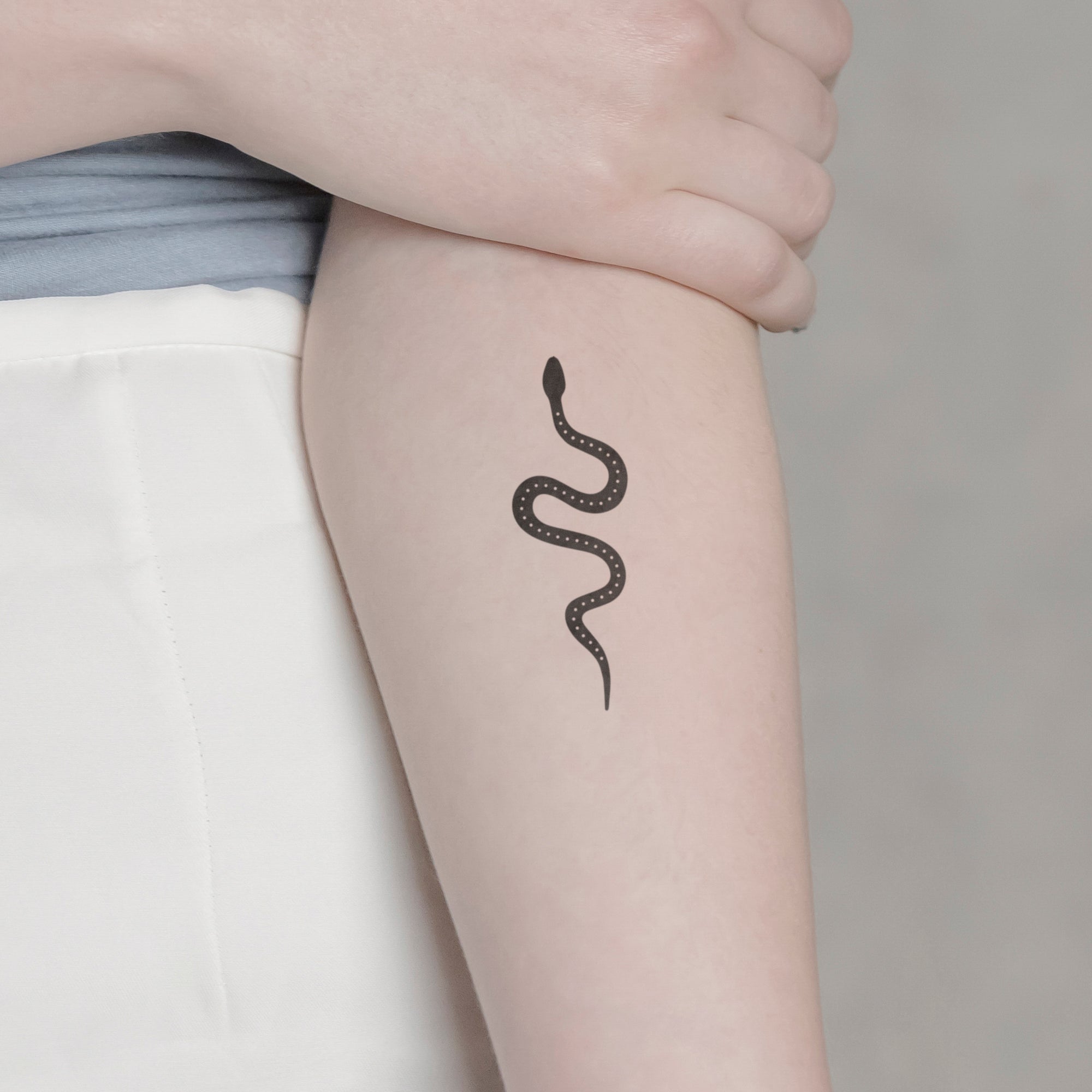 Schlange mit Punkten Tattoo von minink, der Marke für temporäre Tattoos.
