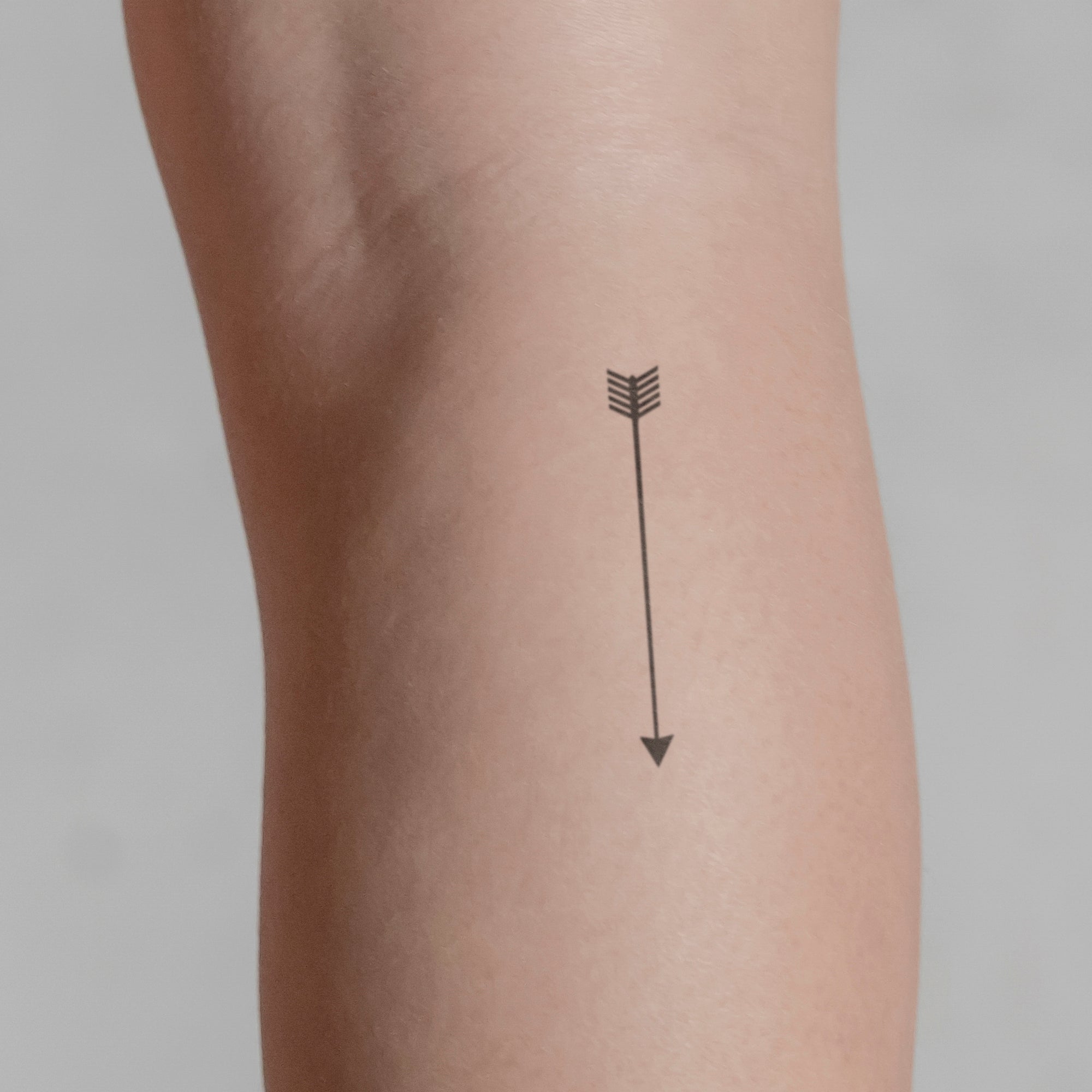 Einfacher Pfeil Tattoo von minink, der Marke für temporäre Tattoos.
