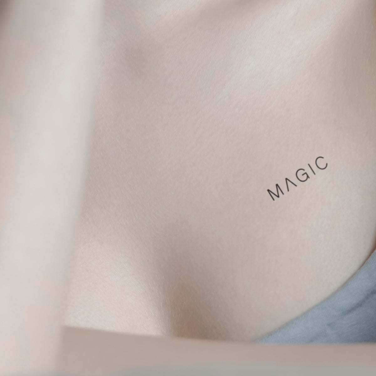 MAGIC serife Tattoo von minink, der Marke für temporäre Tattoos.