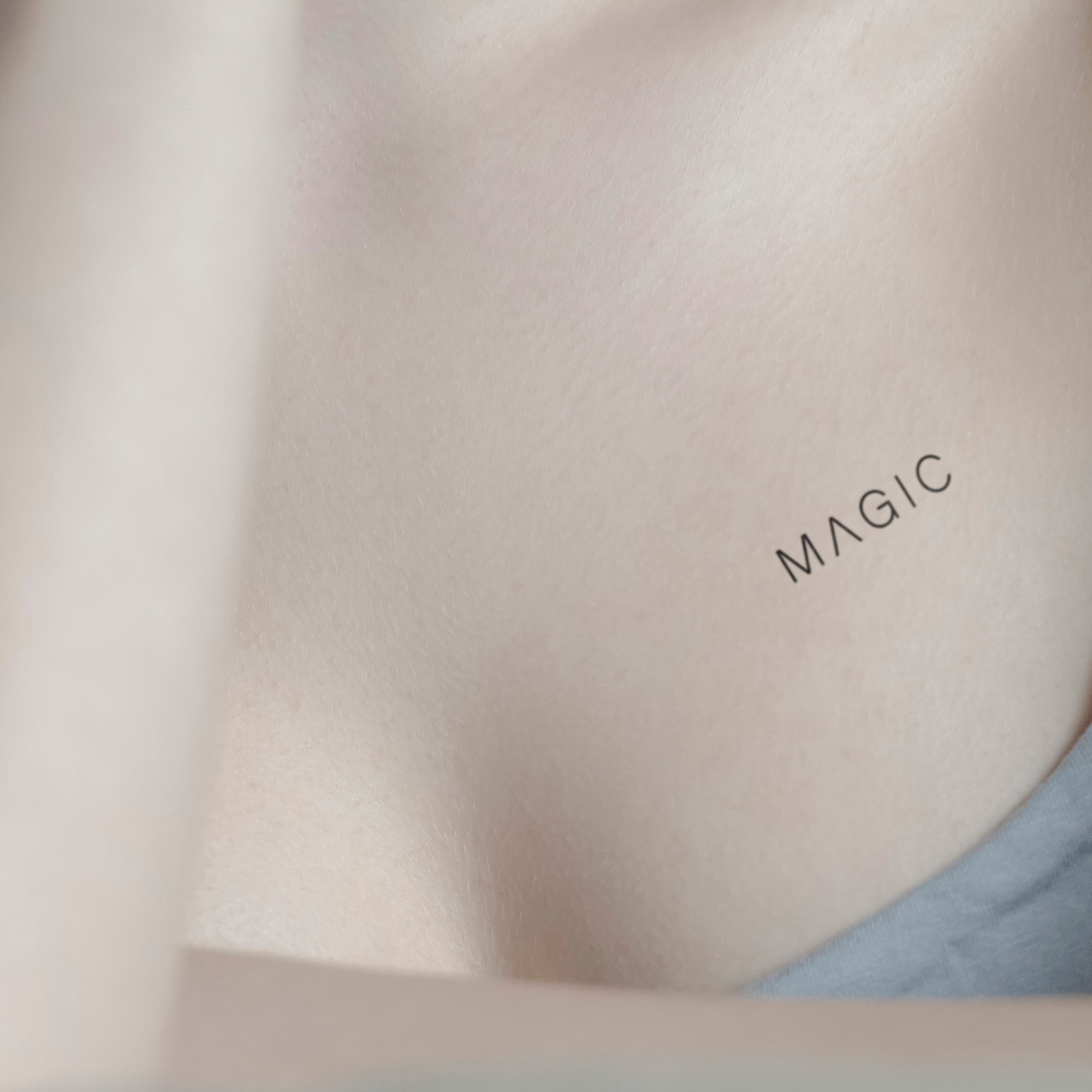 MAGIC serife Tattoo von minink, der Marke für temporäre Tattoos.