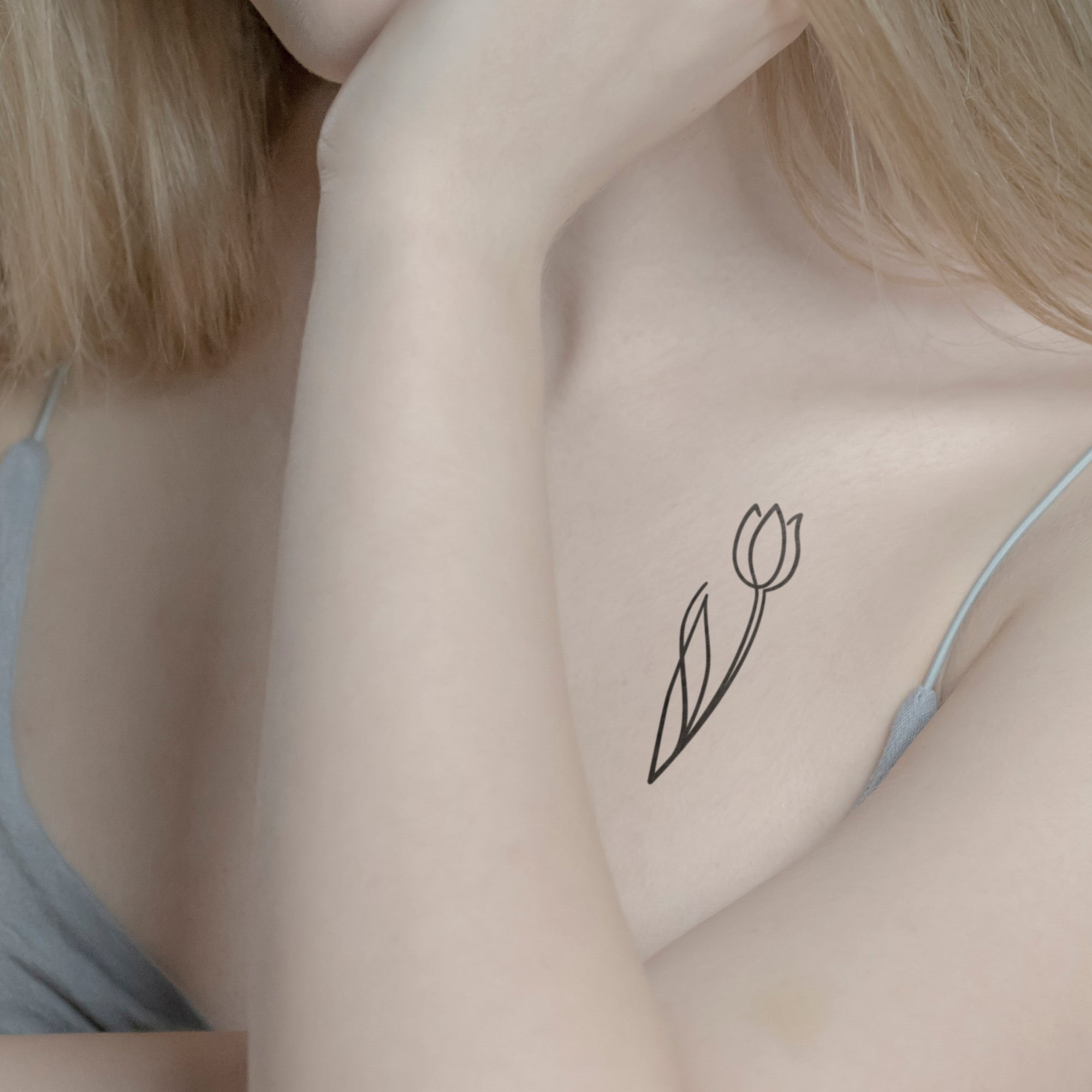 Filigrane Tulpe Tattoo von minink, der Marke für temporäre Tattoos.