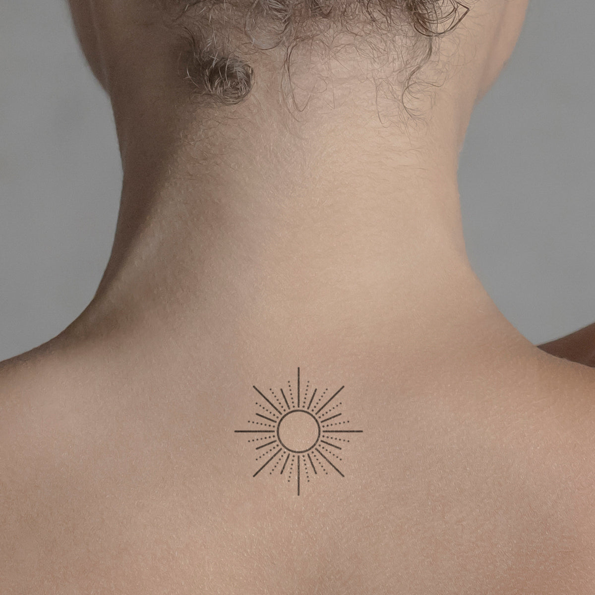Ornament einer Sonne Tattoo von minink, der Marke für temporäre Tattoos.