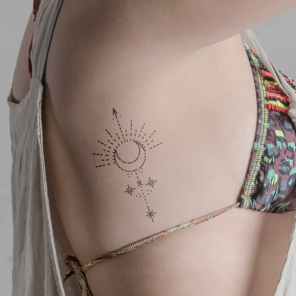 Halbmond, Sonne und Sterne Tattoo von minink, der Marke für temporäre Tattoos.