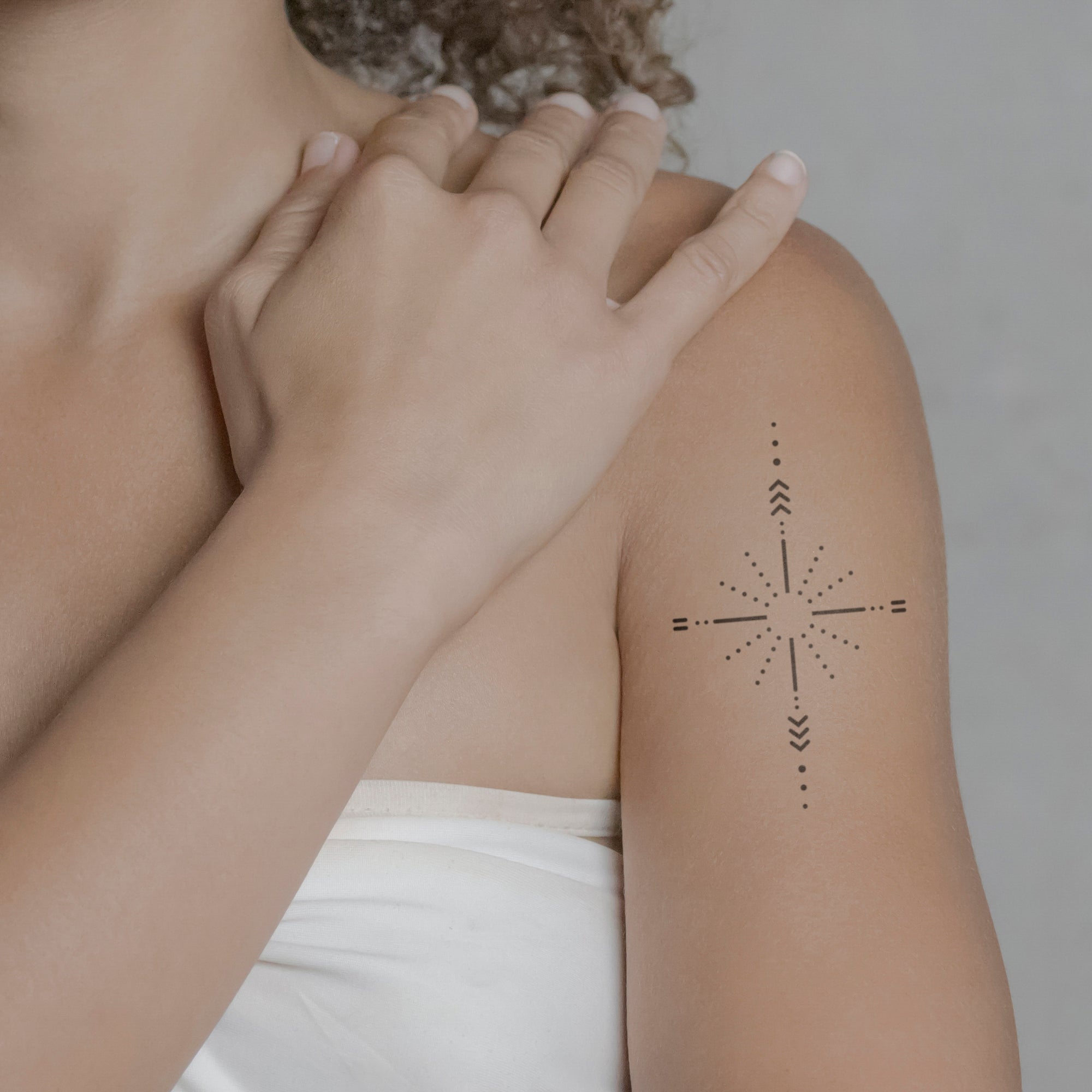 Ornament eines Sternes Tattoo von minink, der Marke für temporäre Tattoos.