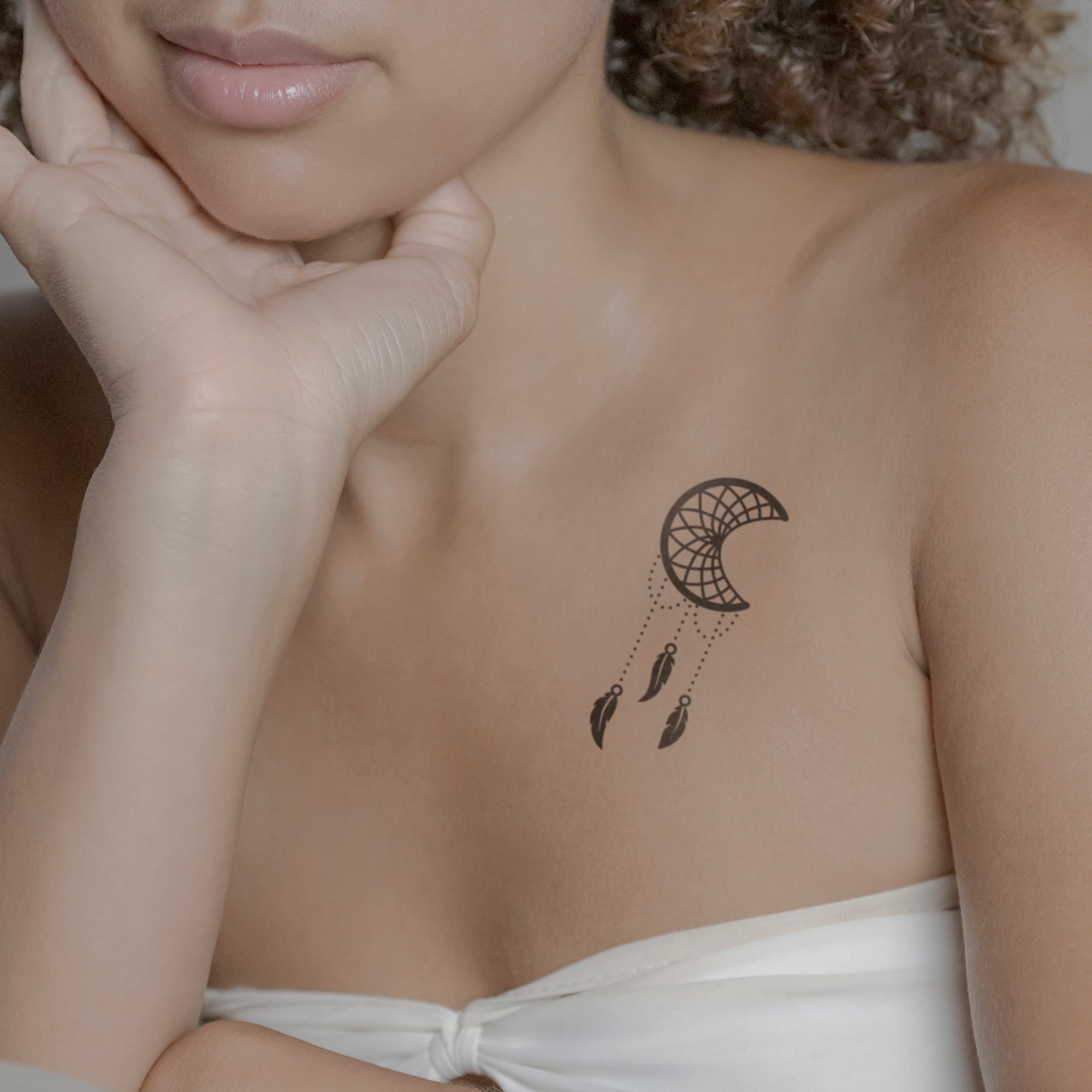 Mond als Traumfänger Tattoo von minink, der Marke für temporäre Tattoos.