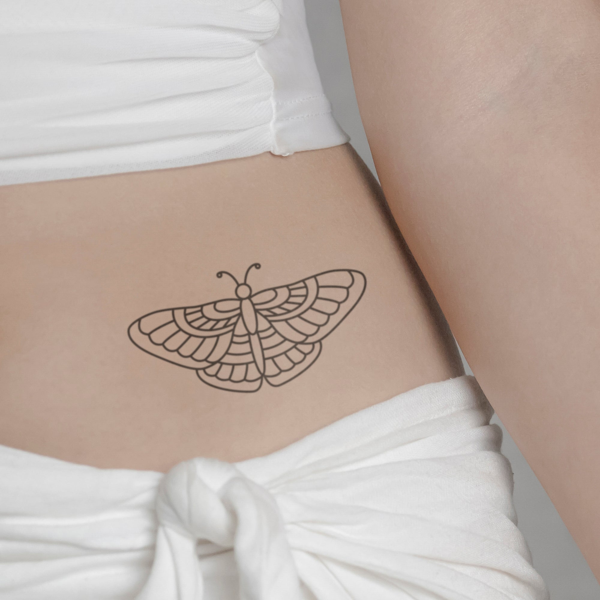 Künstlerische Motte Tattoo von minink, der Marke für temporäre Tattoos.