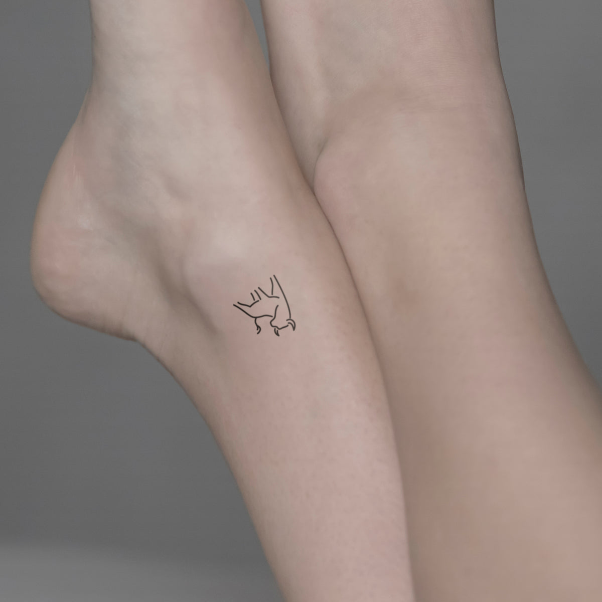 Imposanter Stier Tattoo von minink, der Marke für temporäre Tattoos.