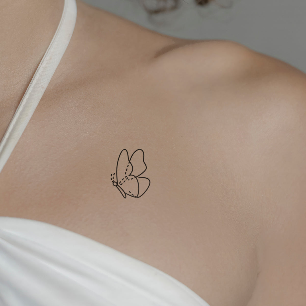 Grosser Schmetterling Tattoo von minink, der Marke für temporäre Tattoos.