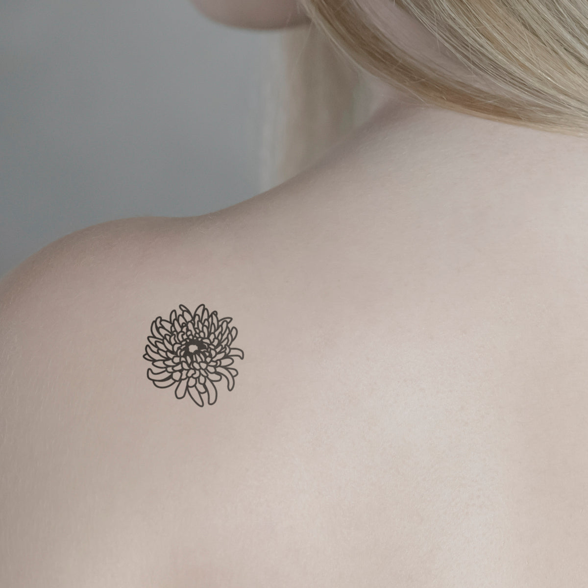 Chrysanthemenblüte Tattoo von minink, der Marke für temporäre Tattoos.