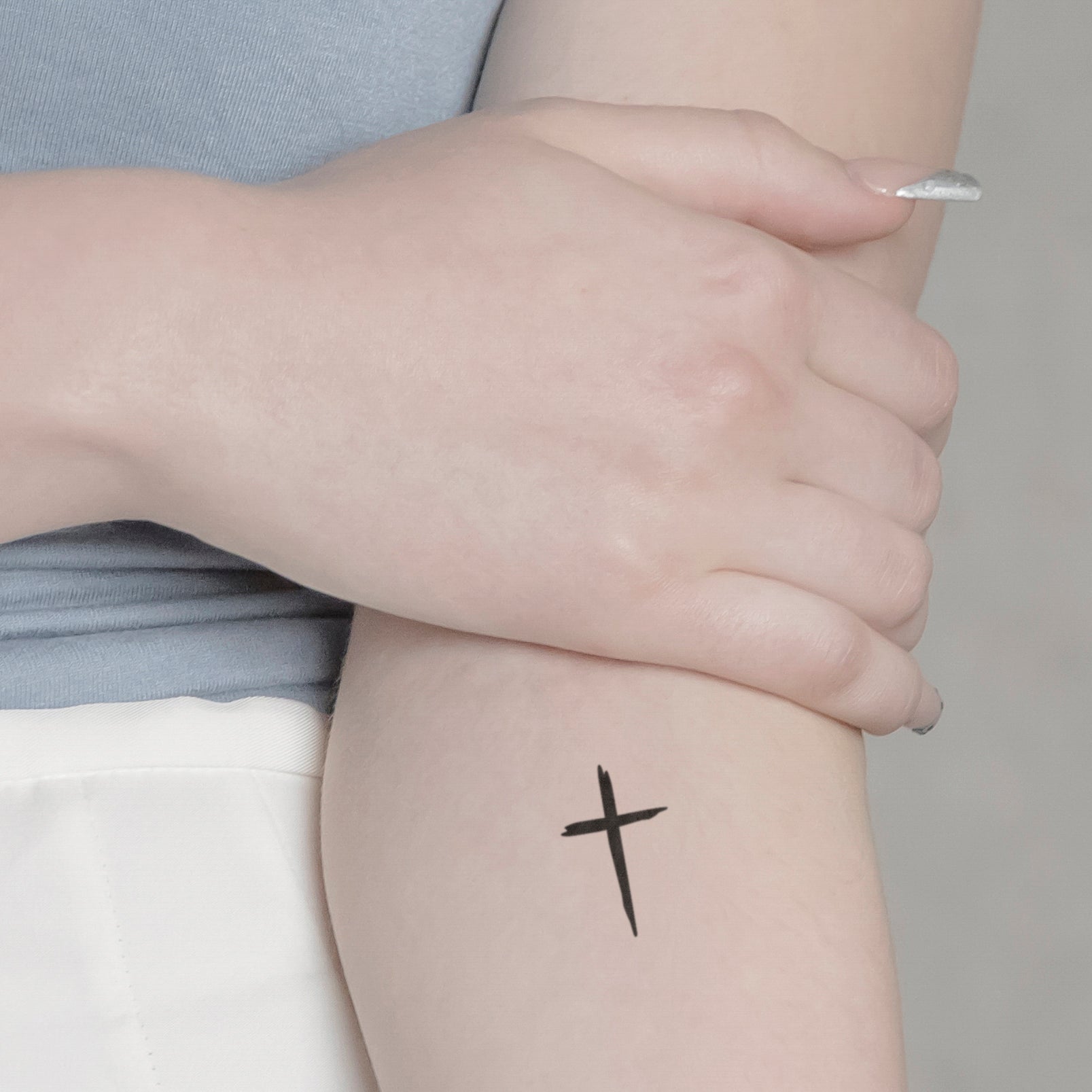 Kreuz ausgefüllt Tattoo von minink, der Marke für temporäre Tattoos.
