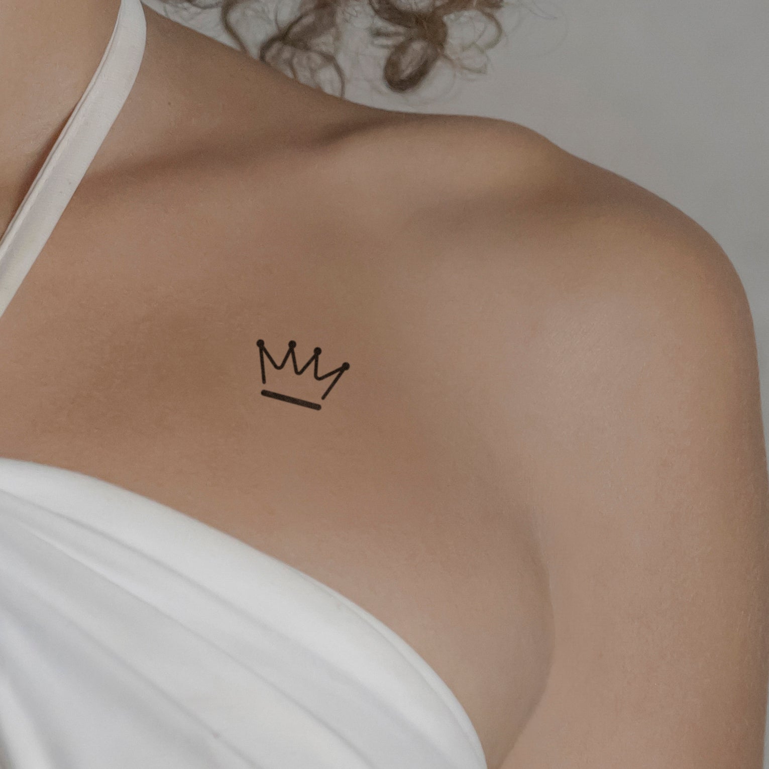 Krone Tattoo von minink, der Marke für temporäre Tattoos.