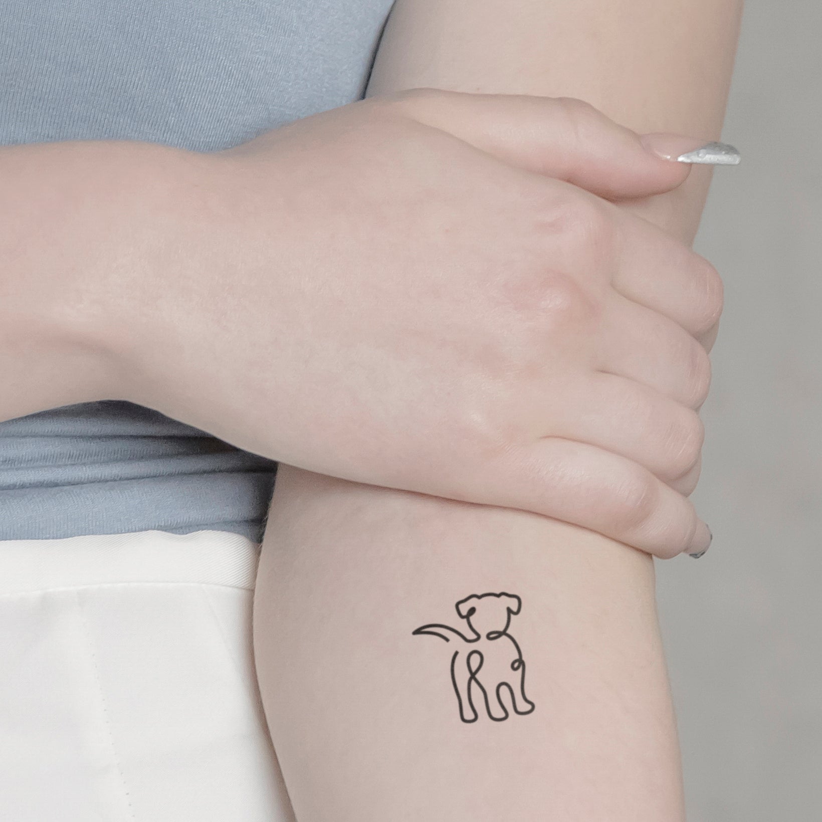 Abstrakter Hund Tattoo von minink, der Marke für temporäre Tattoos.