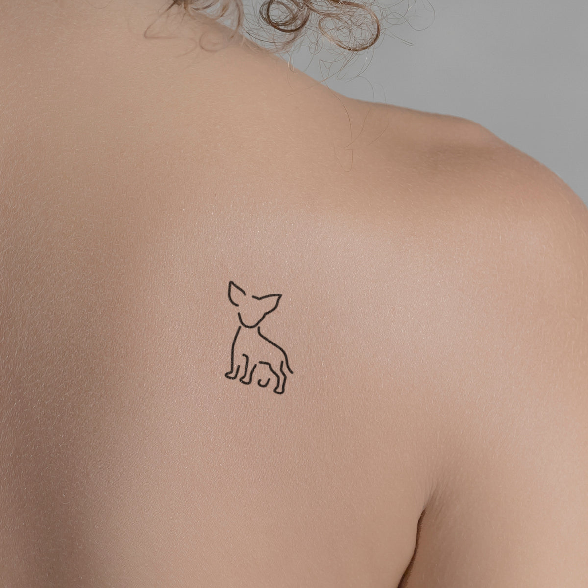 Kleiner Hund Tattoo von minink, der Marke für temporäre Tattoos.