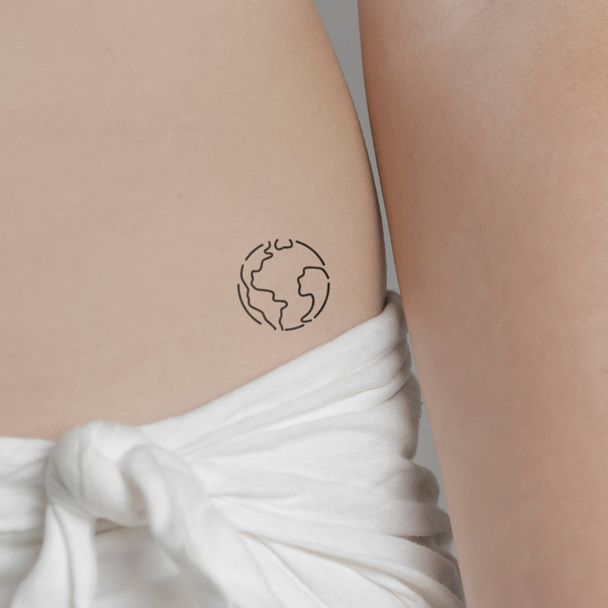 Planet Erde Tattoo von minink, der Marke für temporäre Tattoos.