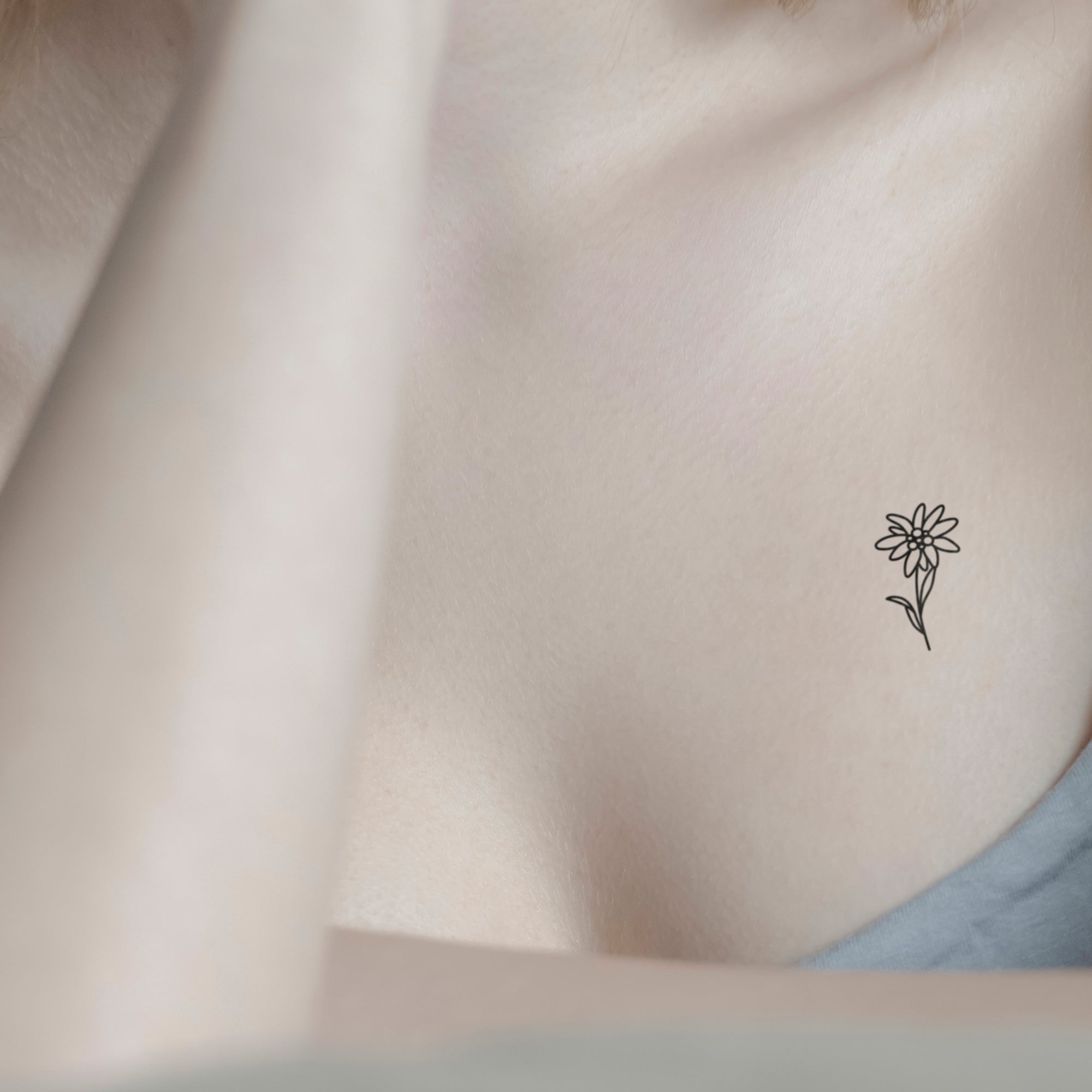 Edelweiss Blume Tattoo von minink, der Marke für temporäre Tattoos.