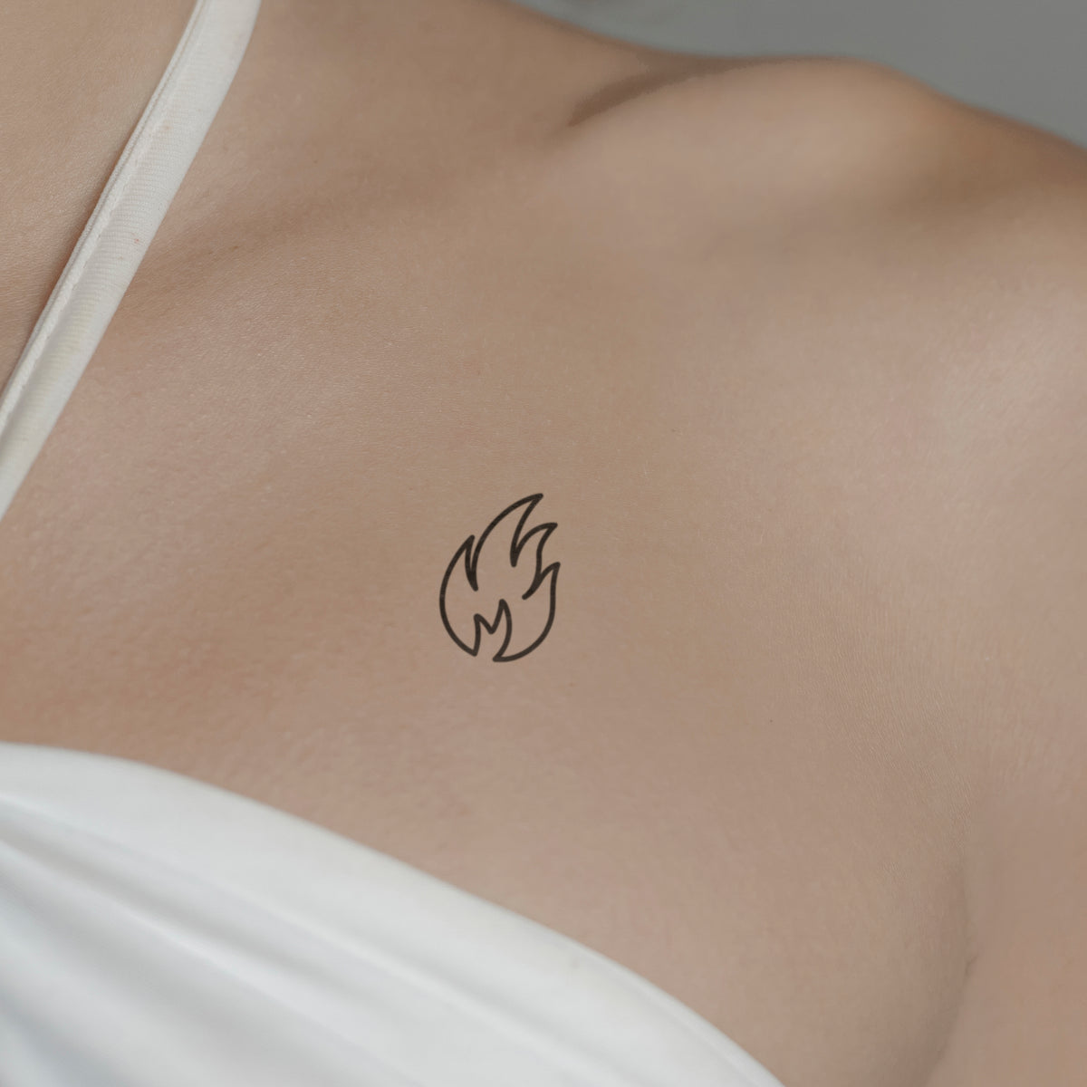 Grosse Flamme Tattoo von minink, der Marke für temporäre Tattoos.