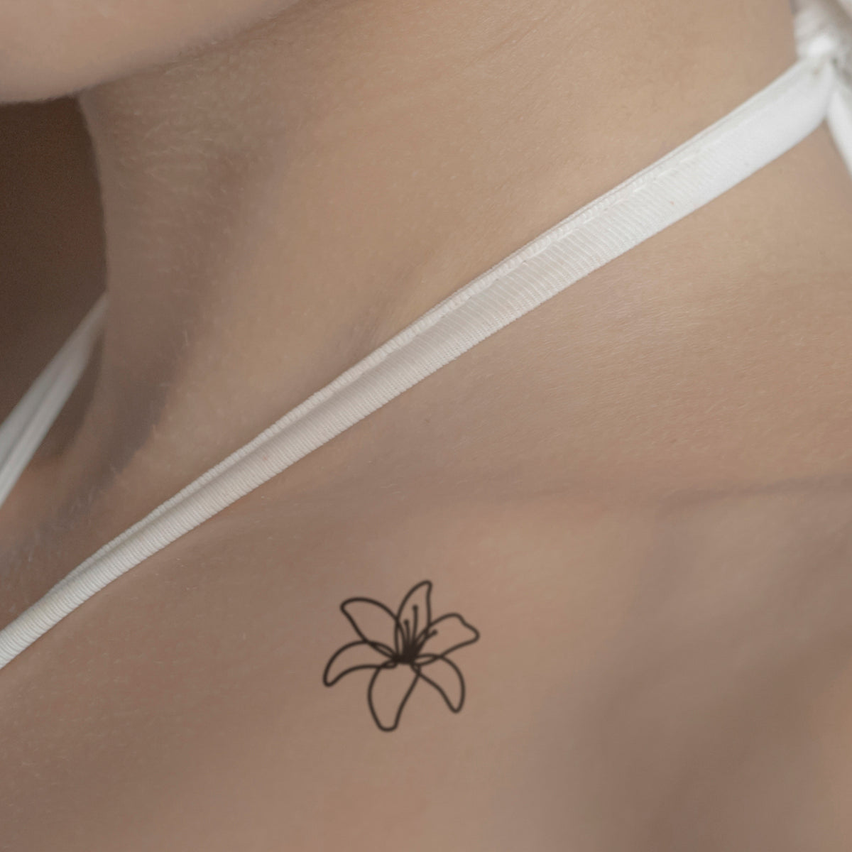 Lilienblüte Tattoo von minink, der Marke für temporäre Tattoos.