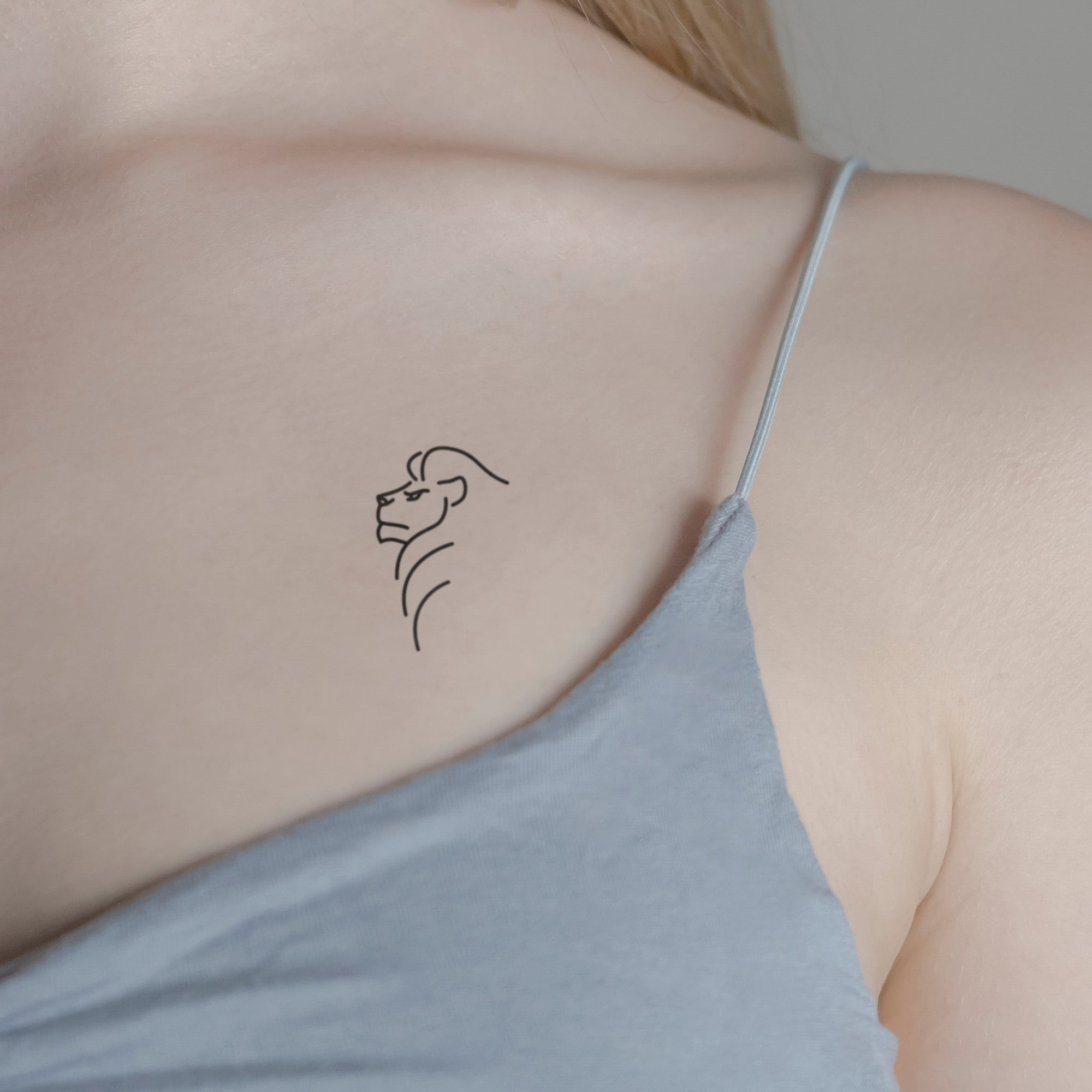 Löwenkopf Tattoo von minink, der Marke für temporäre Tattoos.