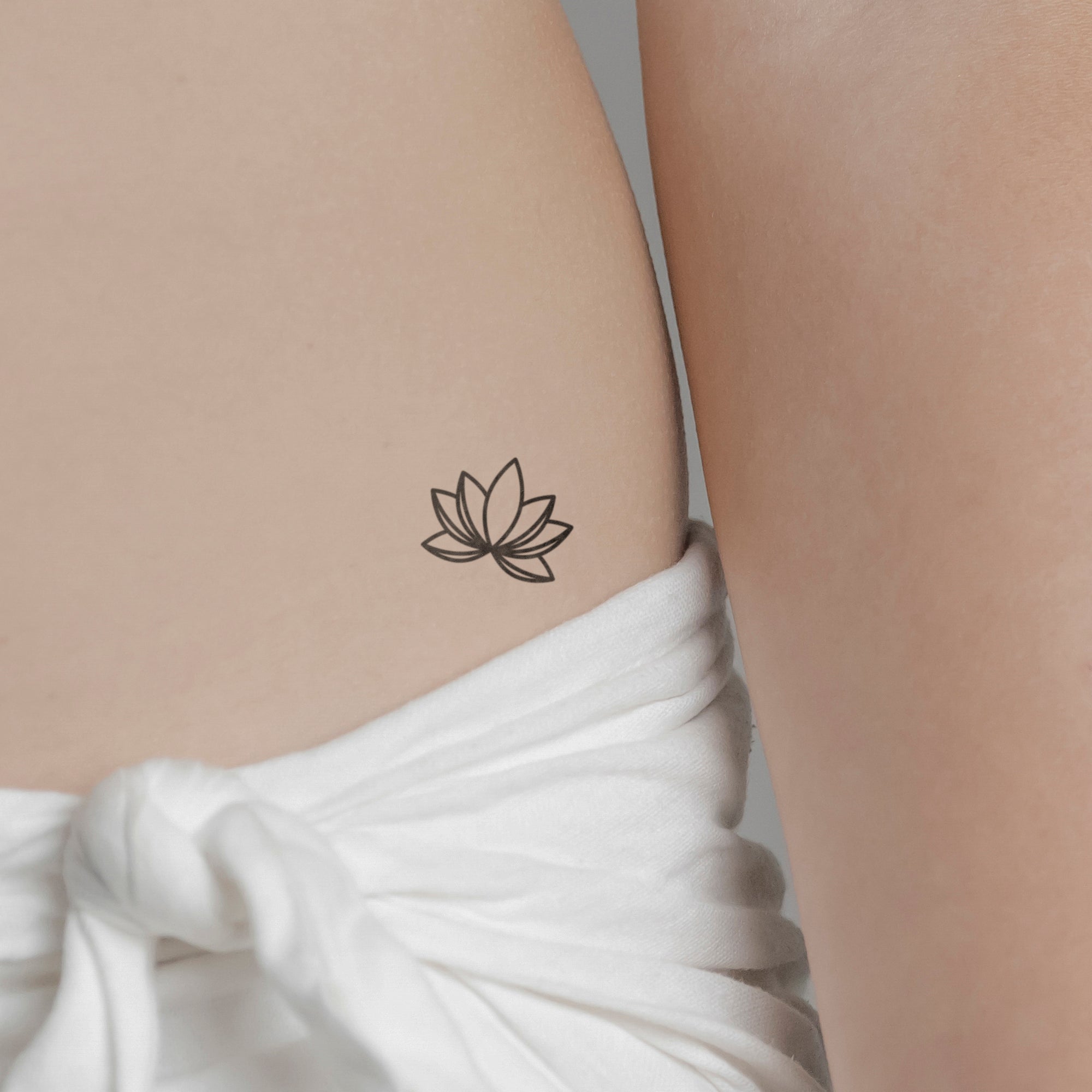 Symmetrische Lotusblume Tattoo von minink, der Marke für temporäre Tattoos.