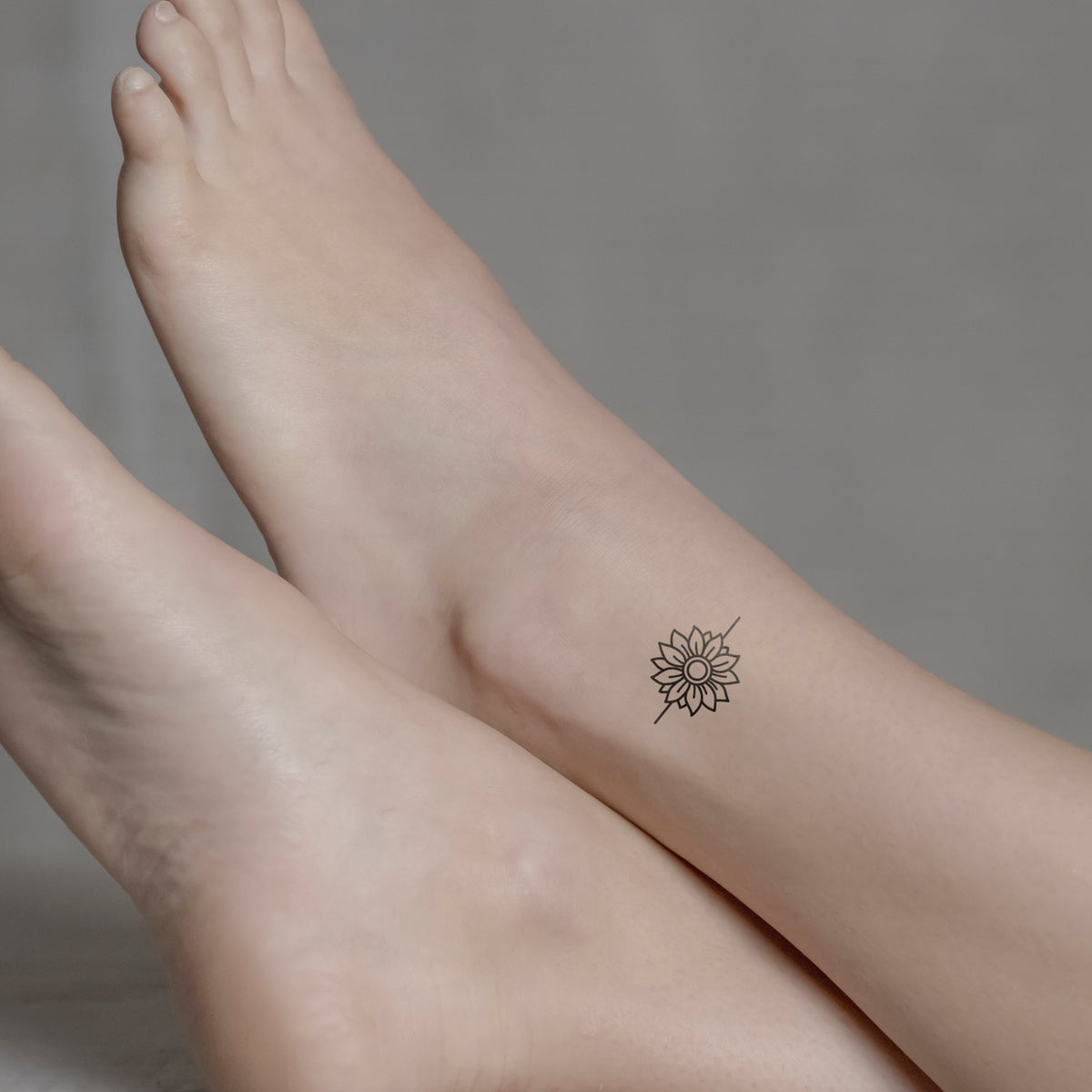 Sonnenblume mit Strich Tattoo von minink, der Marke für temporäre Tattoos.