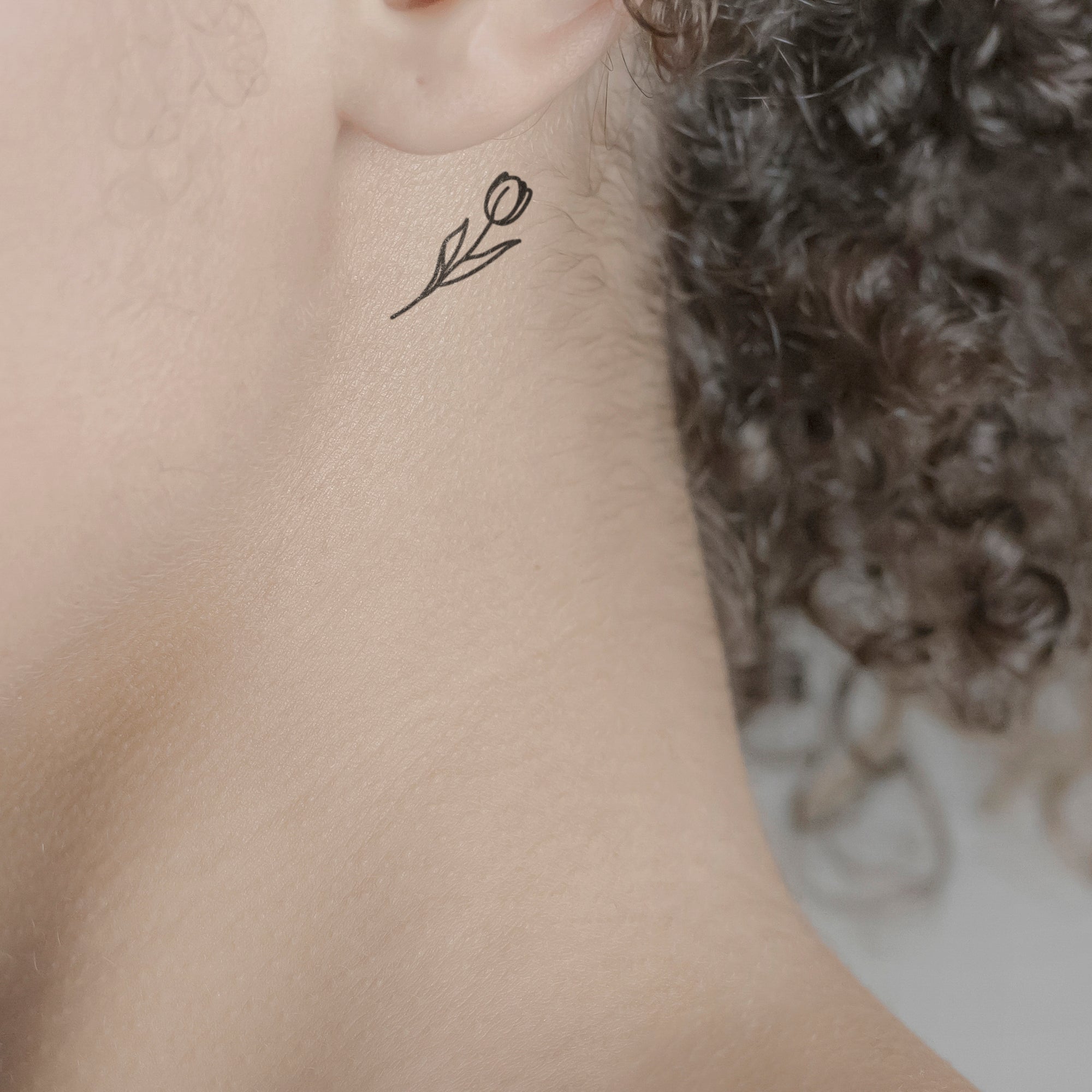 Tulpe mit Schattierung Tattoo von minink, der Marke für temporäre Tattoos.