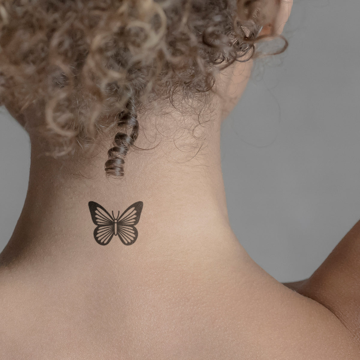 Künstlerischer Schmetterling Tattoo von minink, der Marke für temporäre Tattoos.