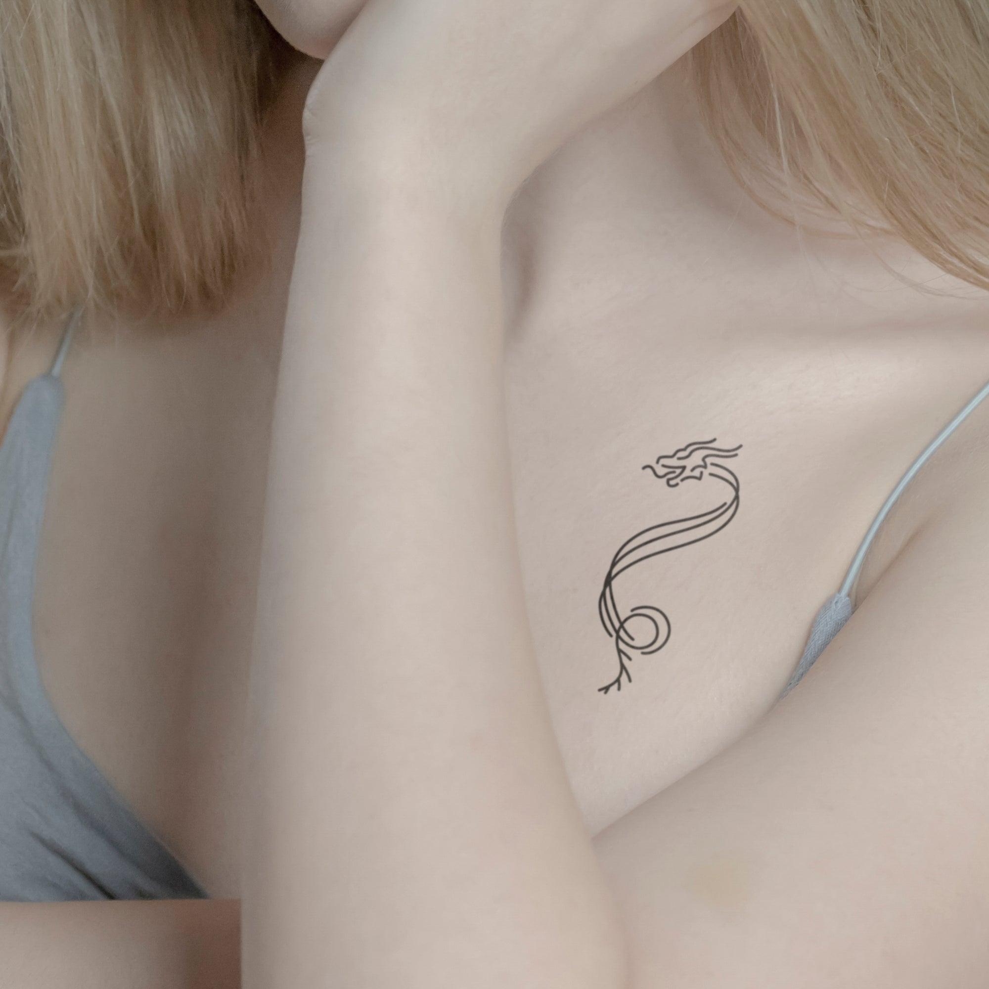 Abstrakter Drache Tattoo von minink, der Marke für temporäre Tattoos.