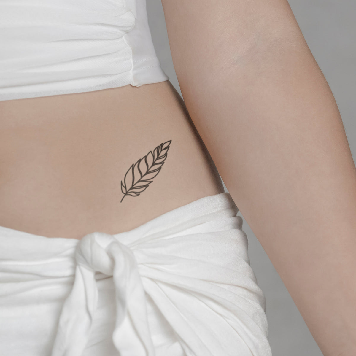 Feder mit Schattierung Tattoo von minink, der Marke für temporäre Tattoos.