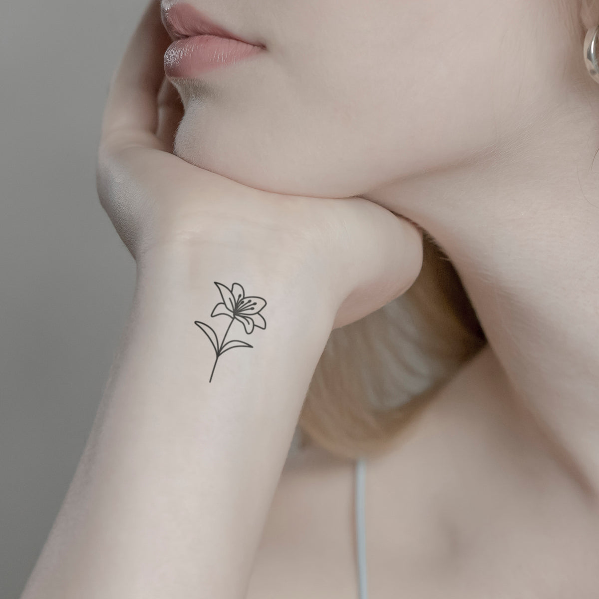 Lilie mit Stiel Tattoo von minink, der Marke für temporäre Tattoos.