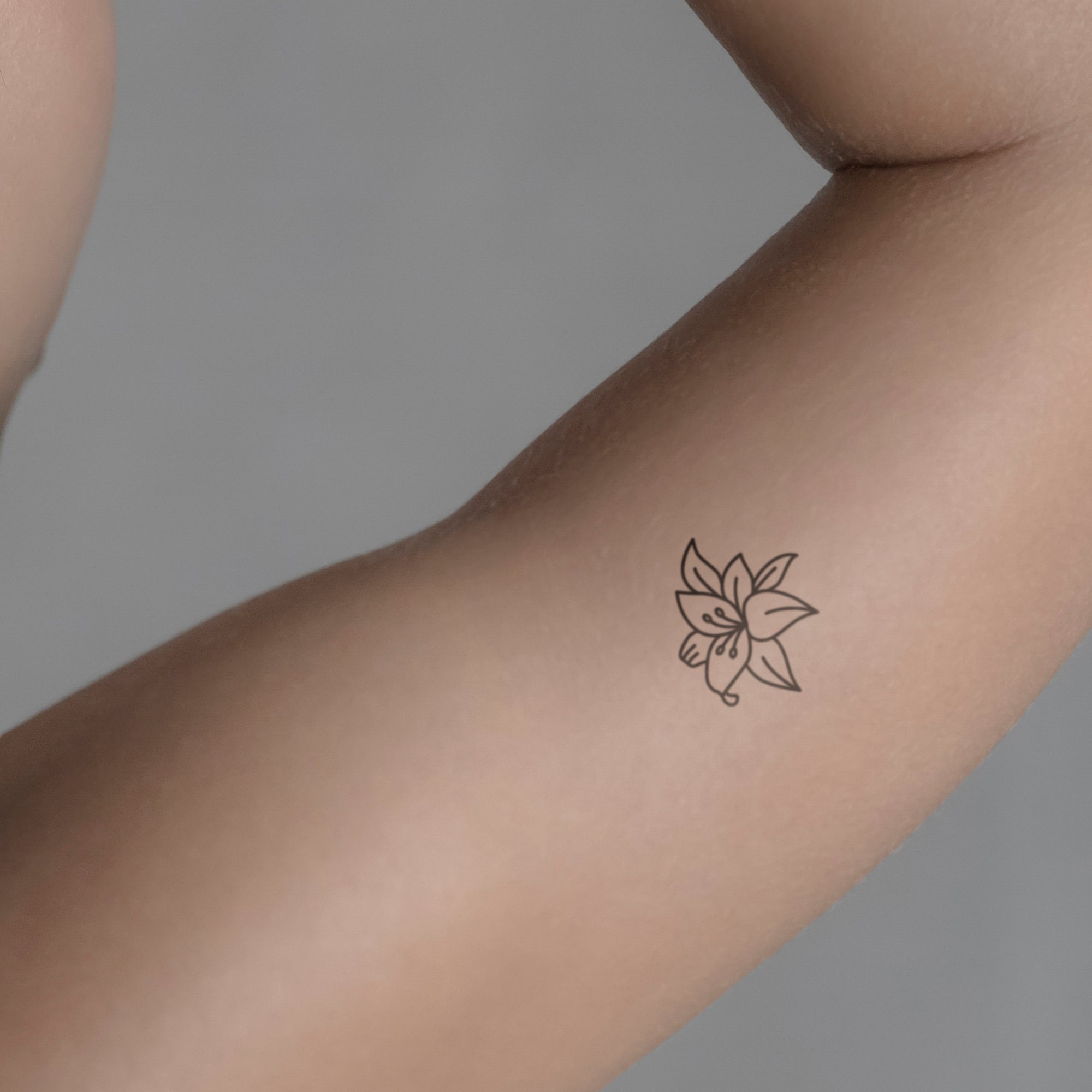 Blühende Lilie Tattoo von minink, der Marke für temporäre Tattoos.