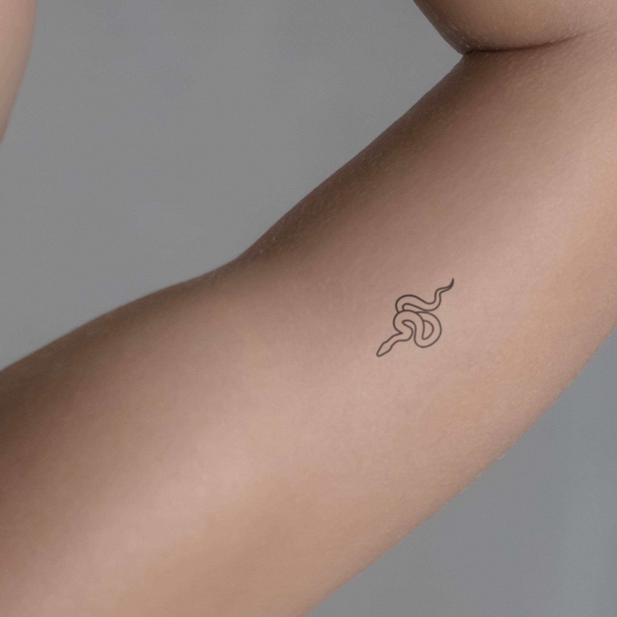 Fineline Tattoo Schlange von minink, der Marke für temporäre Tattoos.