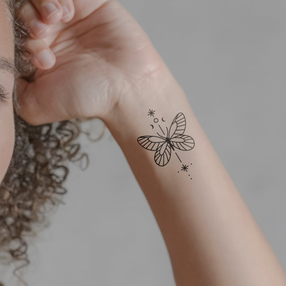 Schmetterling und Sterne Tattoo von minink, der Marke für temporäre Tattoos.