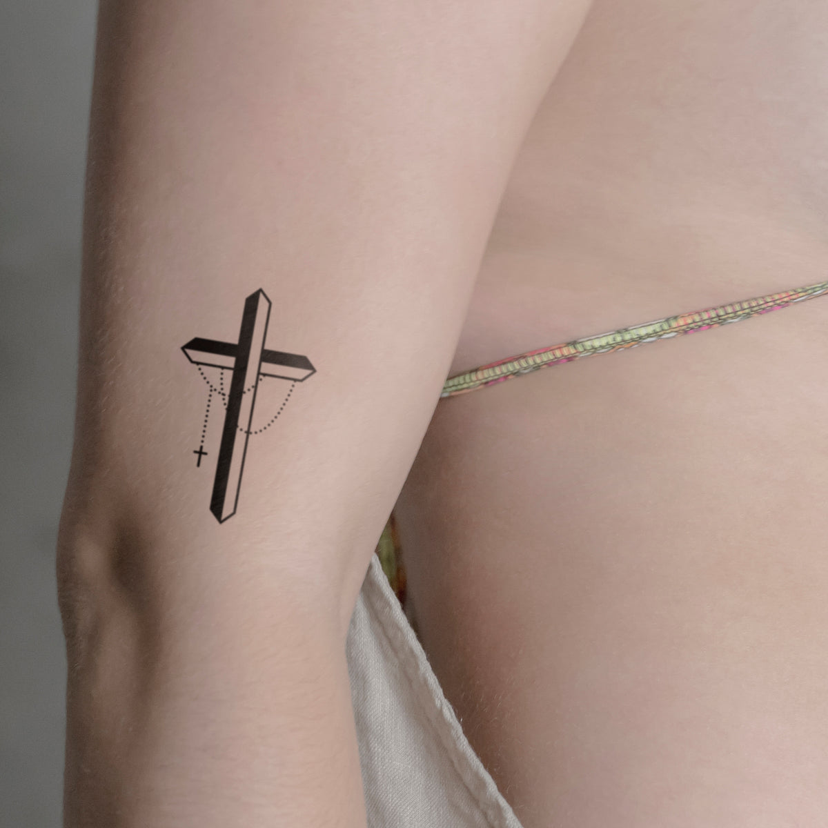 Kreuz mit Kette Tattoo von minink, der Marke für temporäre Tattoos.