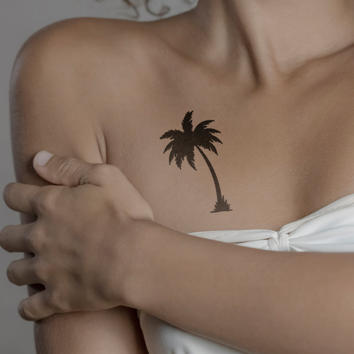 Palme ausgefüllt  Tattoo von minink, der Marke für temporäre Tattoos.