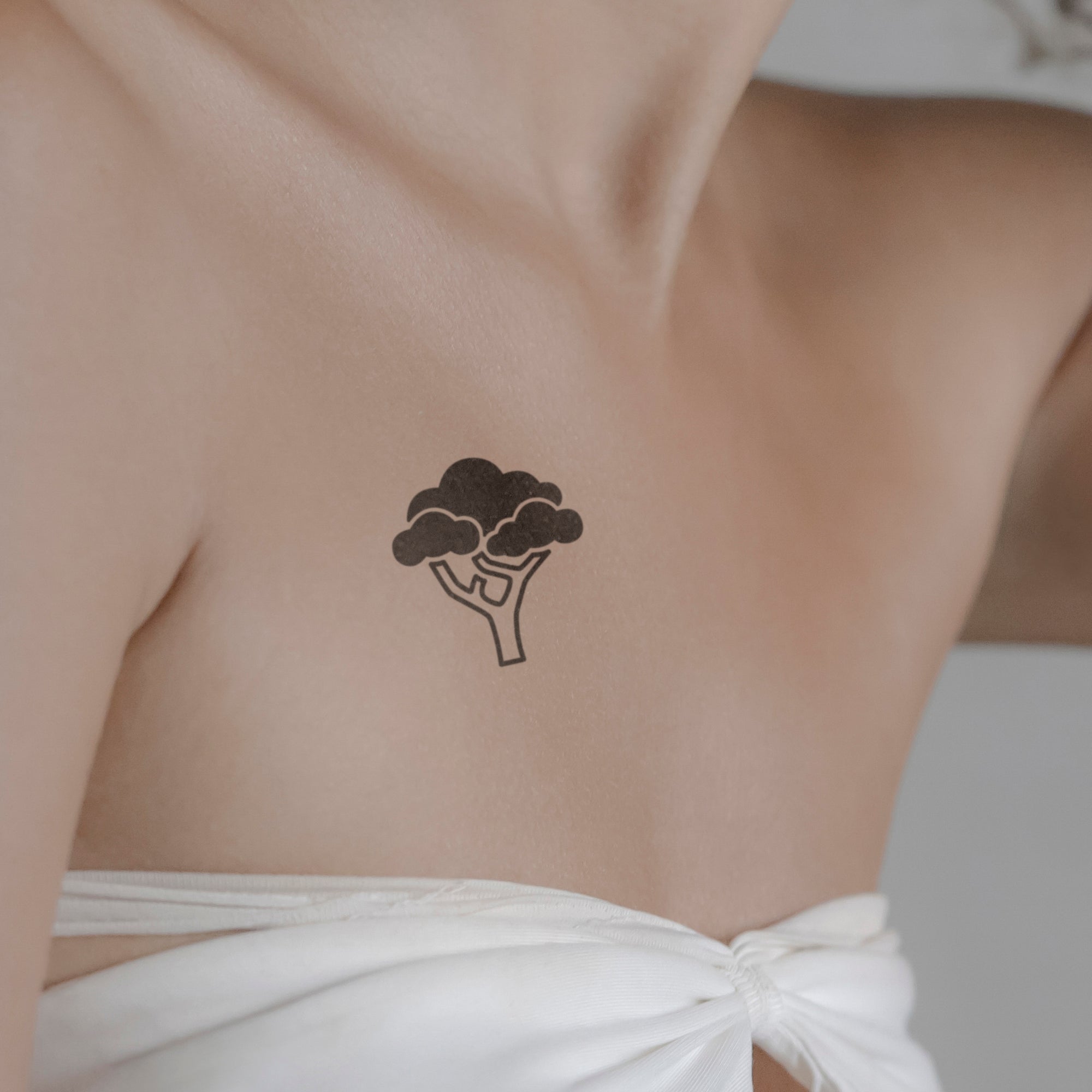 Alter Baum Tattoo von minink, der Marke für temporäre Tattoos.