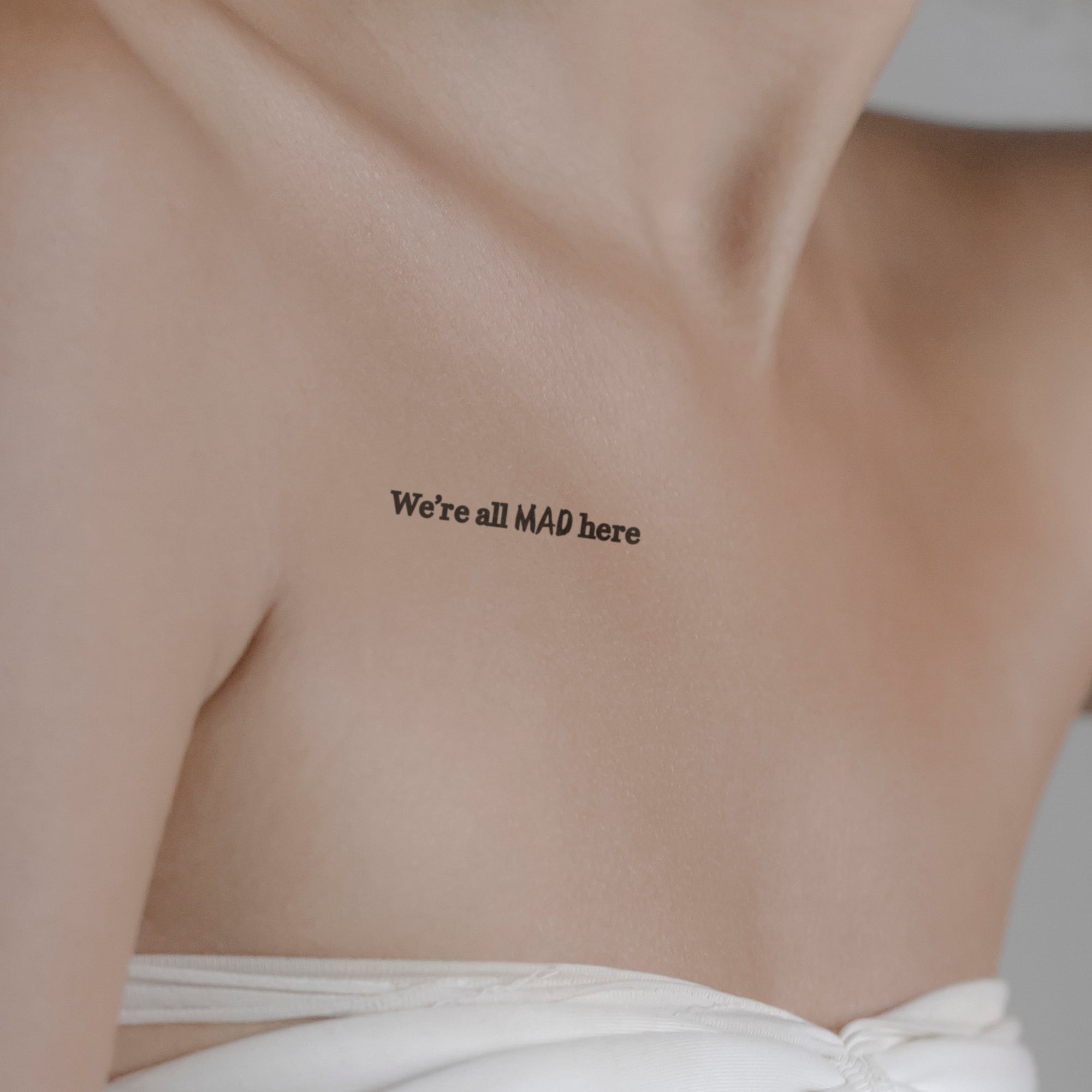 We're all MAD here Tattoo von minink, der Marke für temporäre Tattoos.