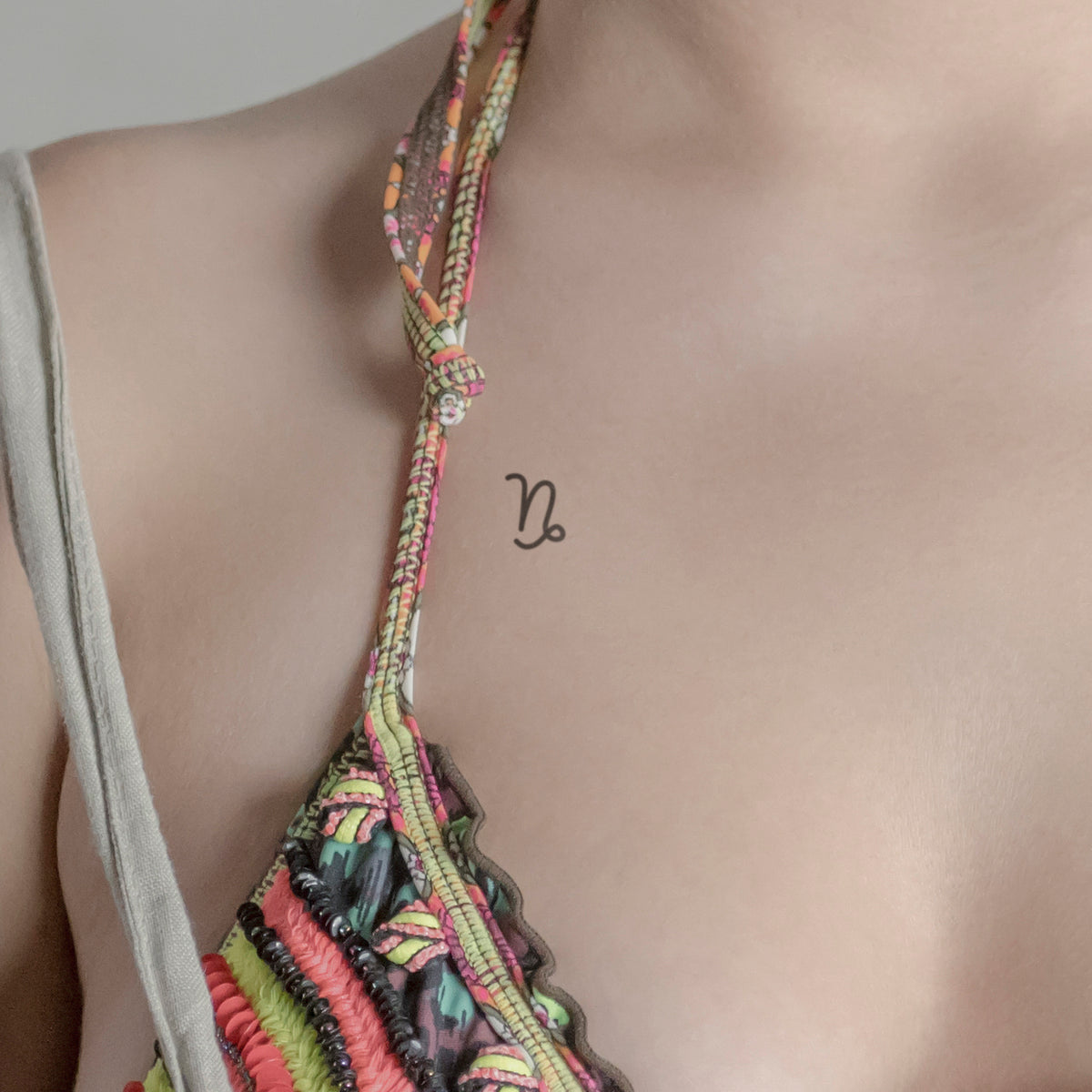 Sternzeichen Steinbock minimalistisch Tattoo von minink, der Marke für temporäre Tattoos.