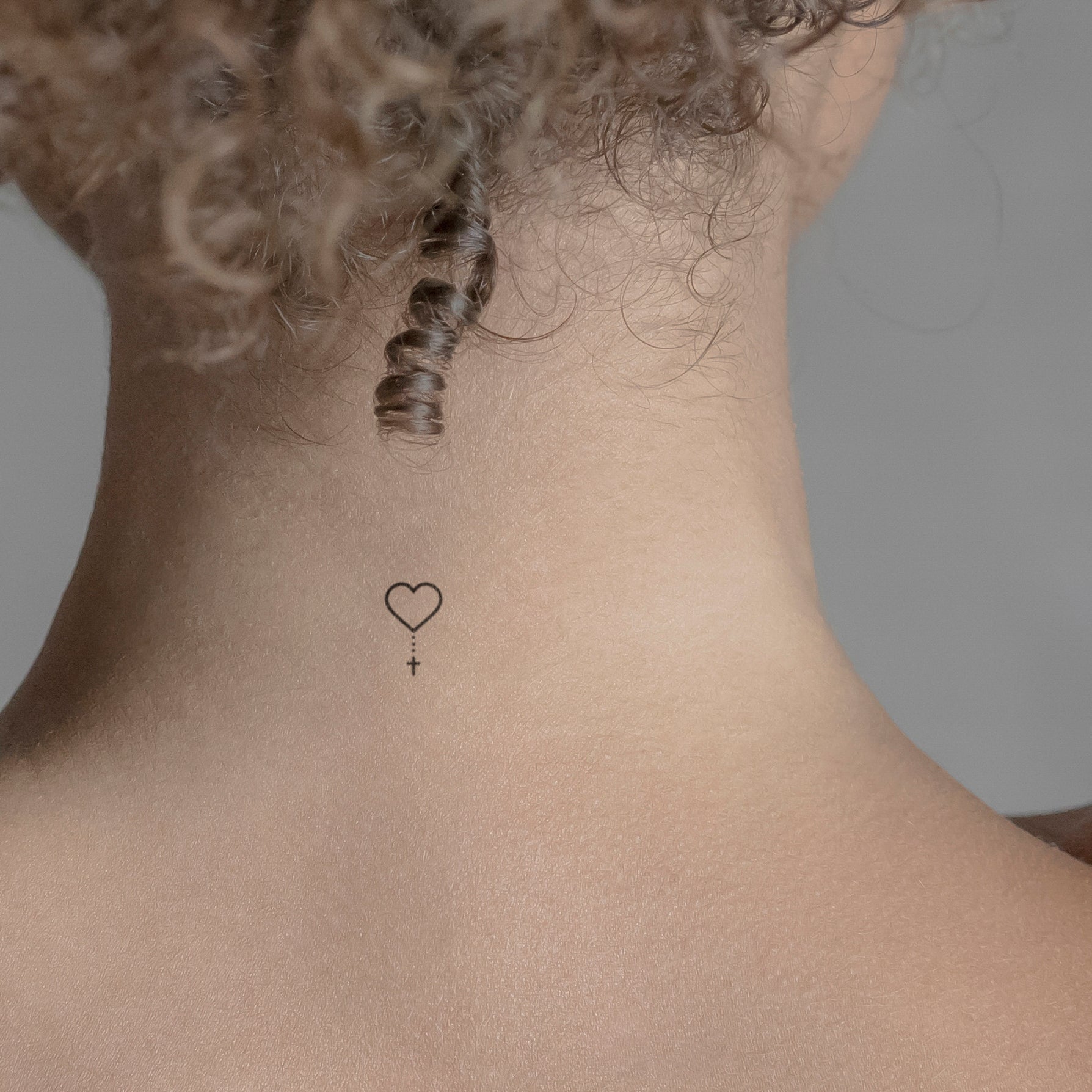 Herz mit Kreuz Tattoo von minink, der Marke für temporäre Tattoos.