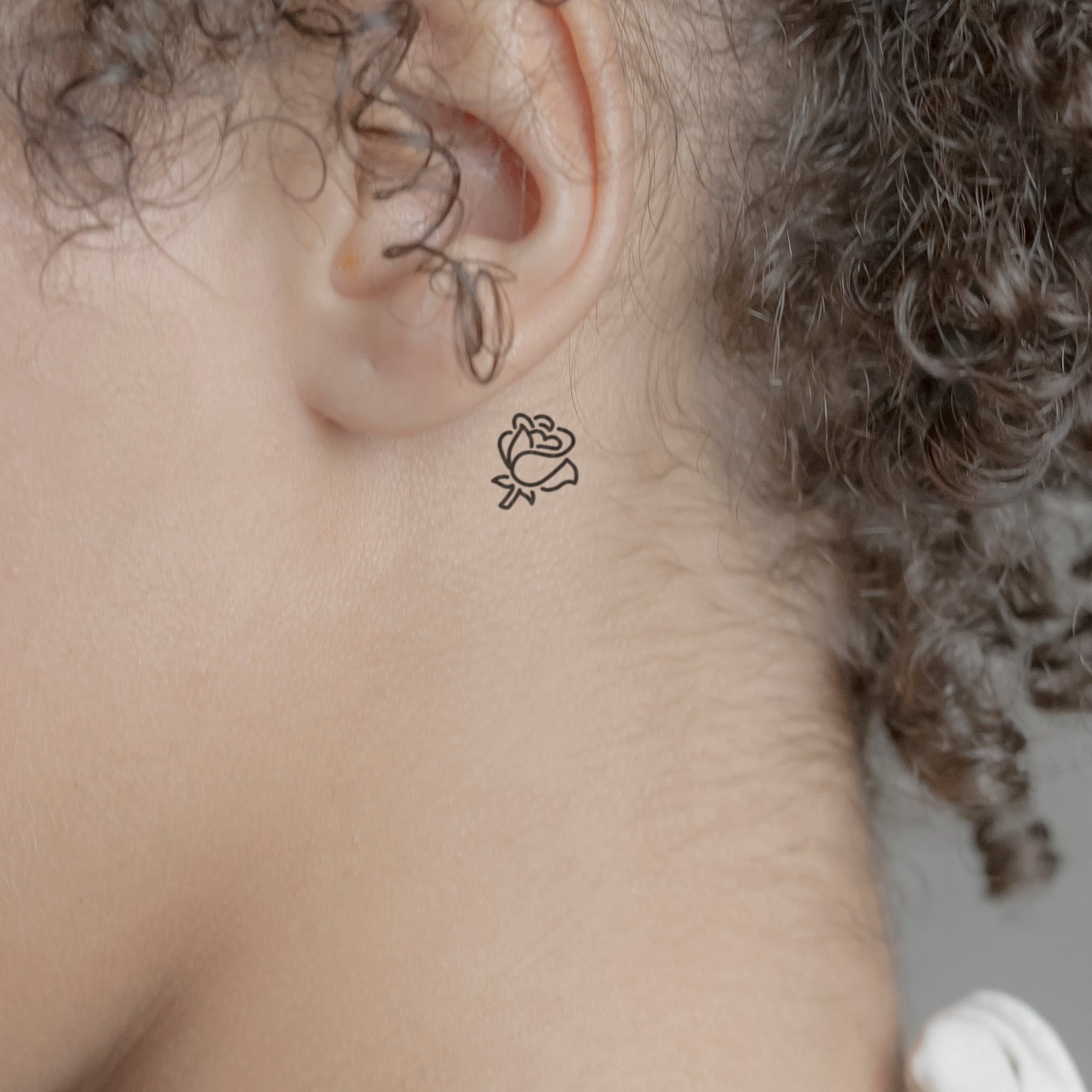 Kleine Rose Tattoo von minink, der Marke für temporäre Tattoos.