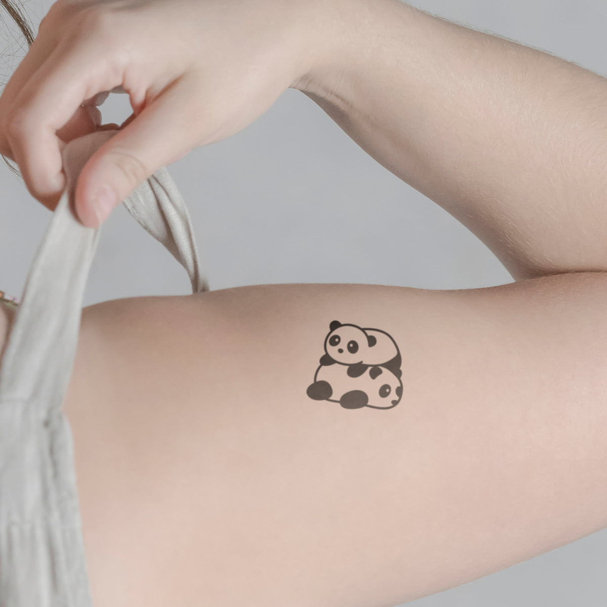 Niedliche Pandas Tattoo von minink, der Marke für temporäre Tattoos.