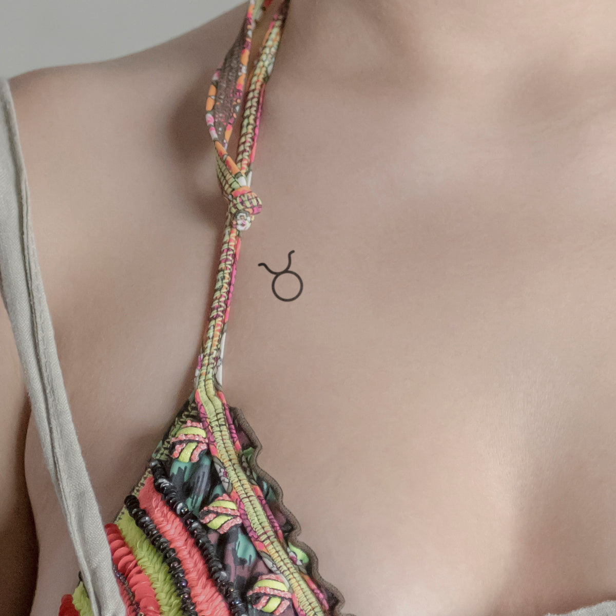 Sternzeichen Stier minimalistisch Tattoo von minink, der Marke für temporäre Tattoos.