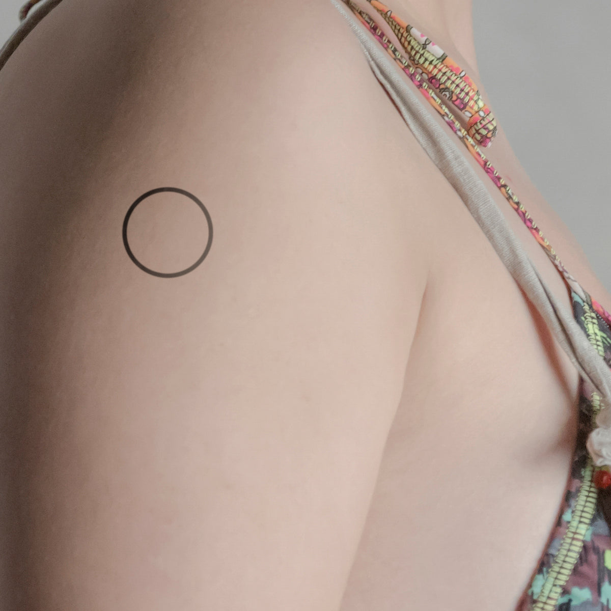 Simpler Kreis Tattoo von minink, der Marke für temporäre Tattoos.