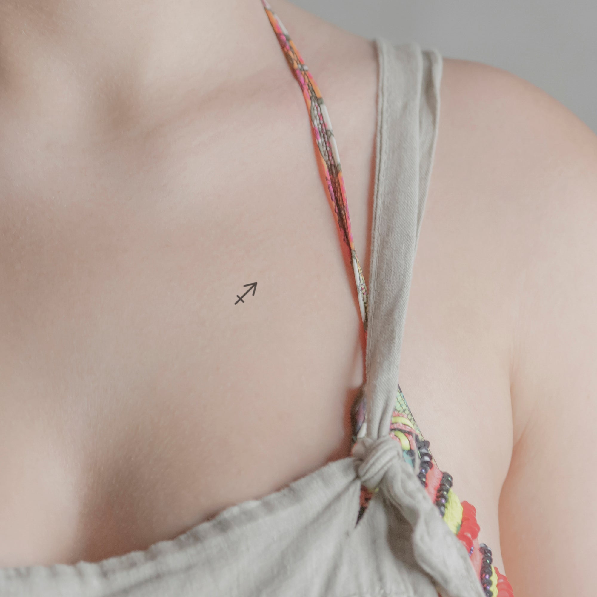 Sternzeichen Schütze minimalistisch Tattoo von minink, der Marke für temporäre Tattoos.