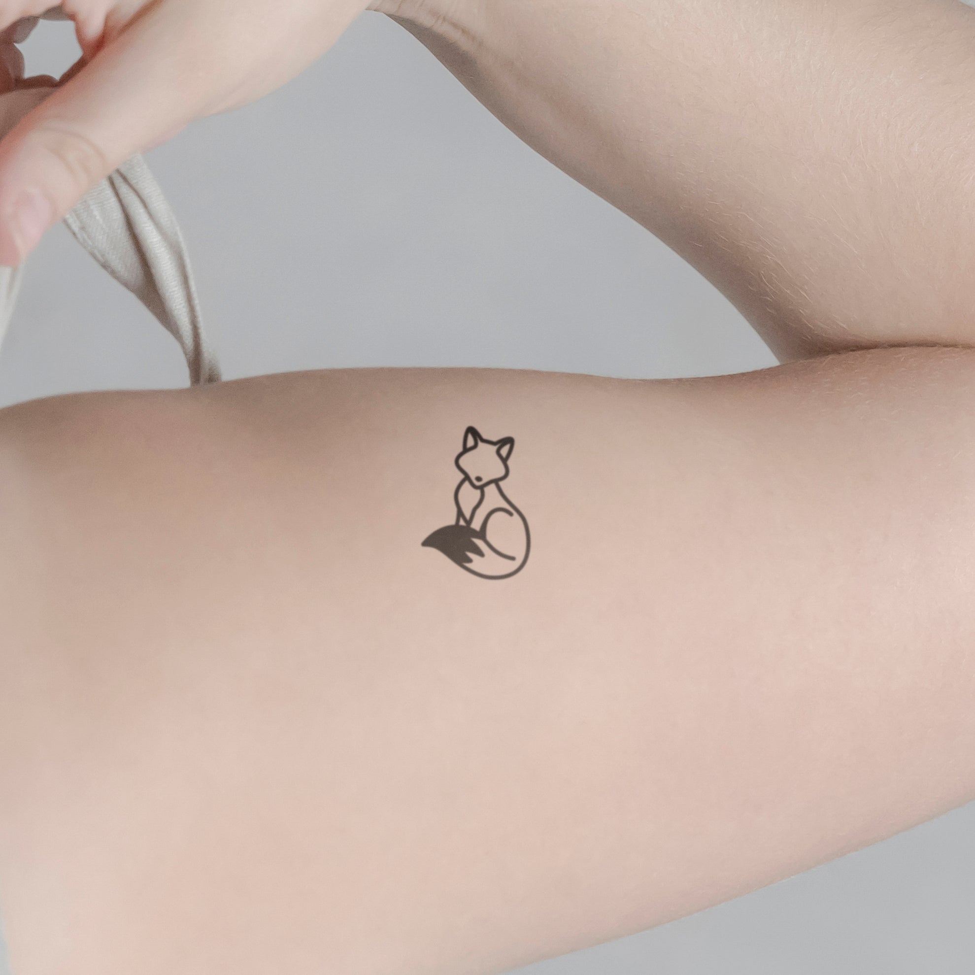 Kleiner Fuchs Tattoo von minink, der Marke für temporäre Tattoos.