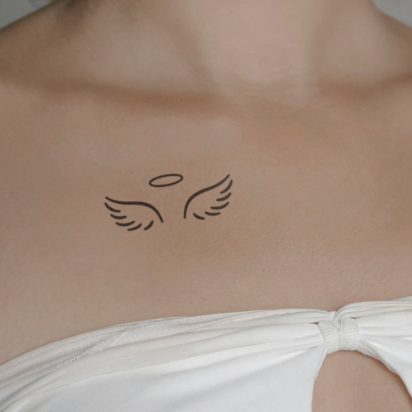 Minimalistischer Engel Tattoo von minink, der Marke für temporäre Tattoos.