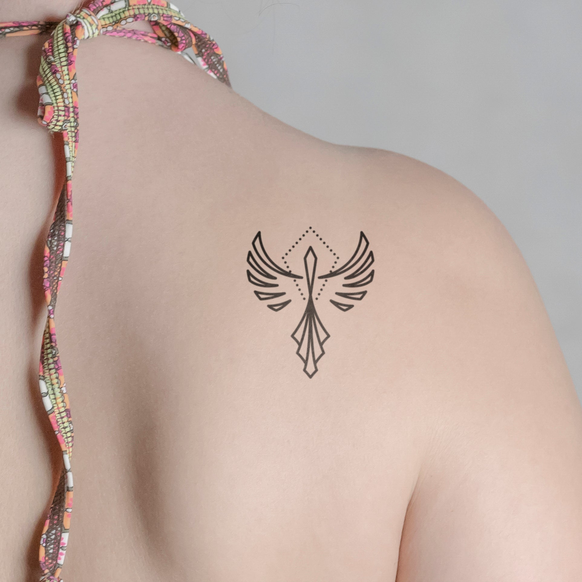Abstrakter Phönix Tattoo von minink, der Marke für temporäre Tattoos.