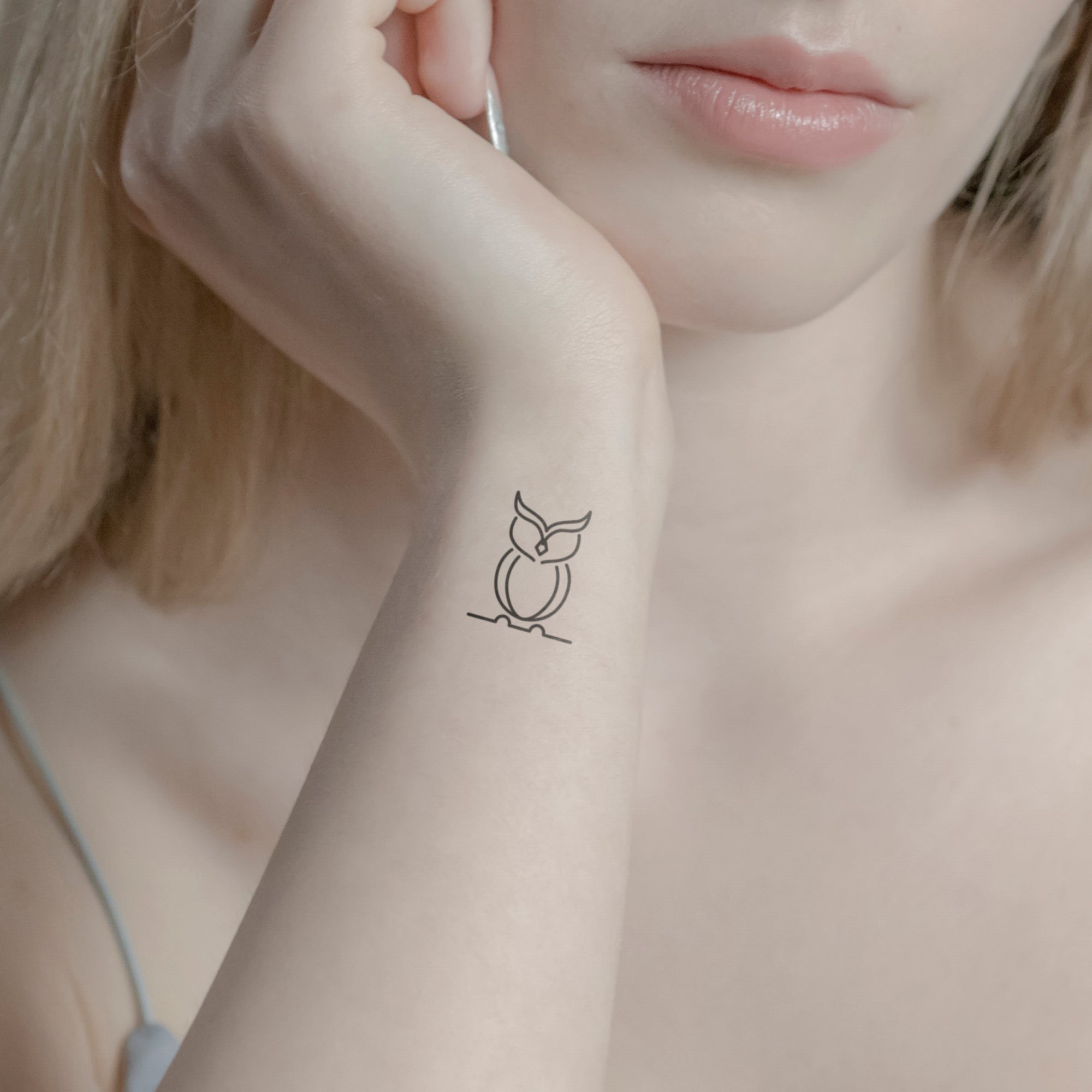 Eule Tattoo von minink, der Marke für temporäre Tattoos.